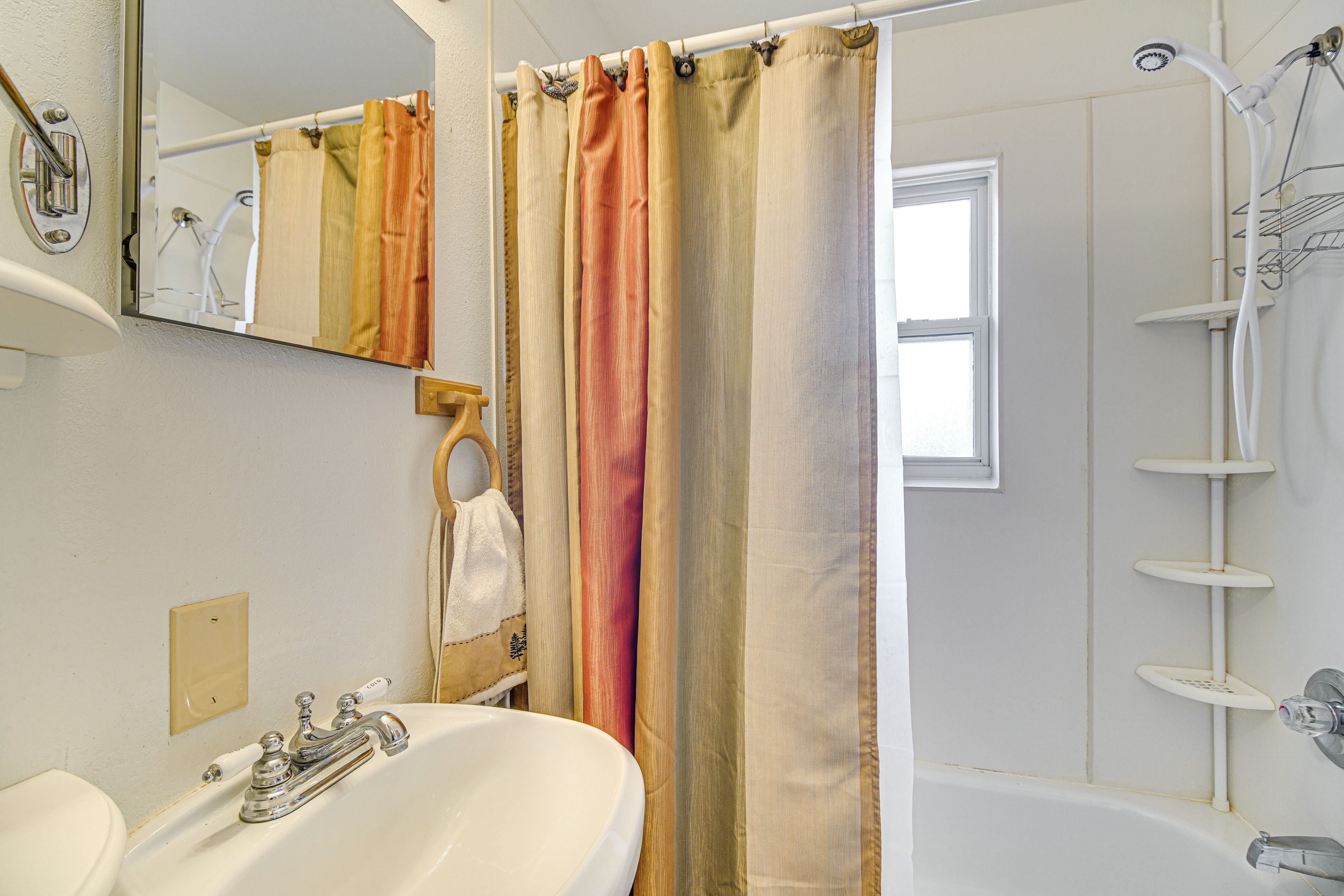 Full Bathroom | Towels Provided