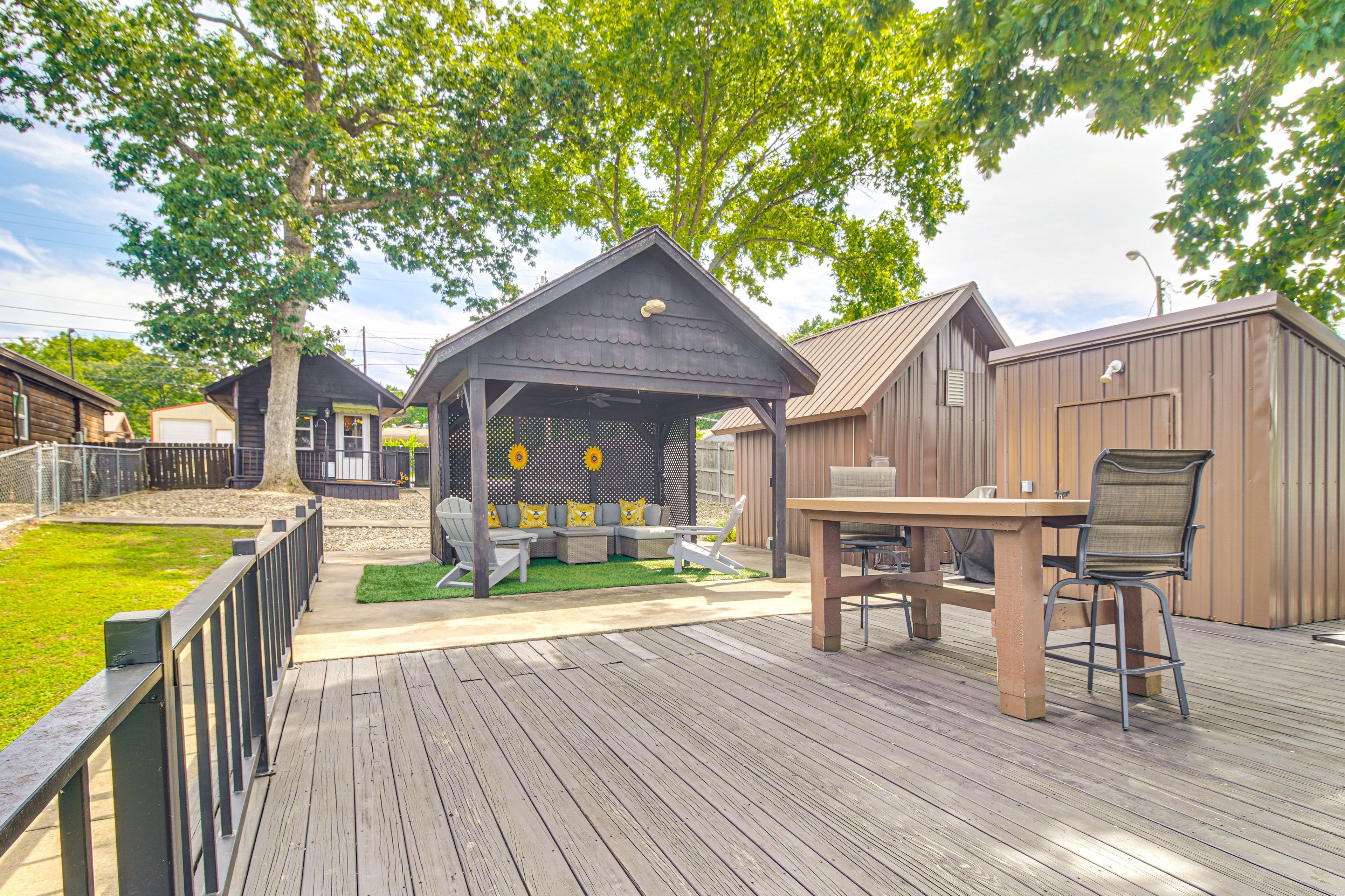 Grove Vacation Rental | 1BR | 1BA | 1 Step to Enter | 336 Sq Ft