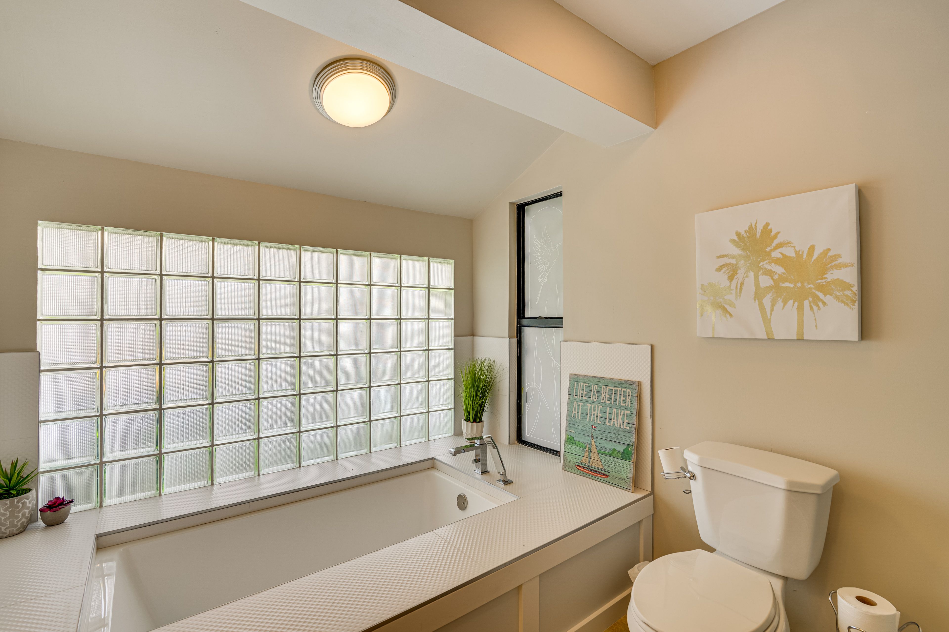 Full Bathroom | Separate Tub & Shower