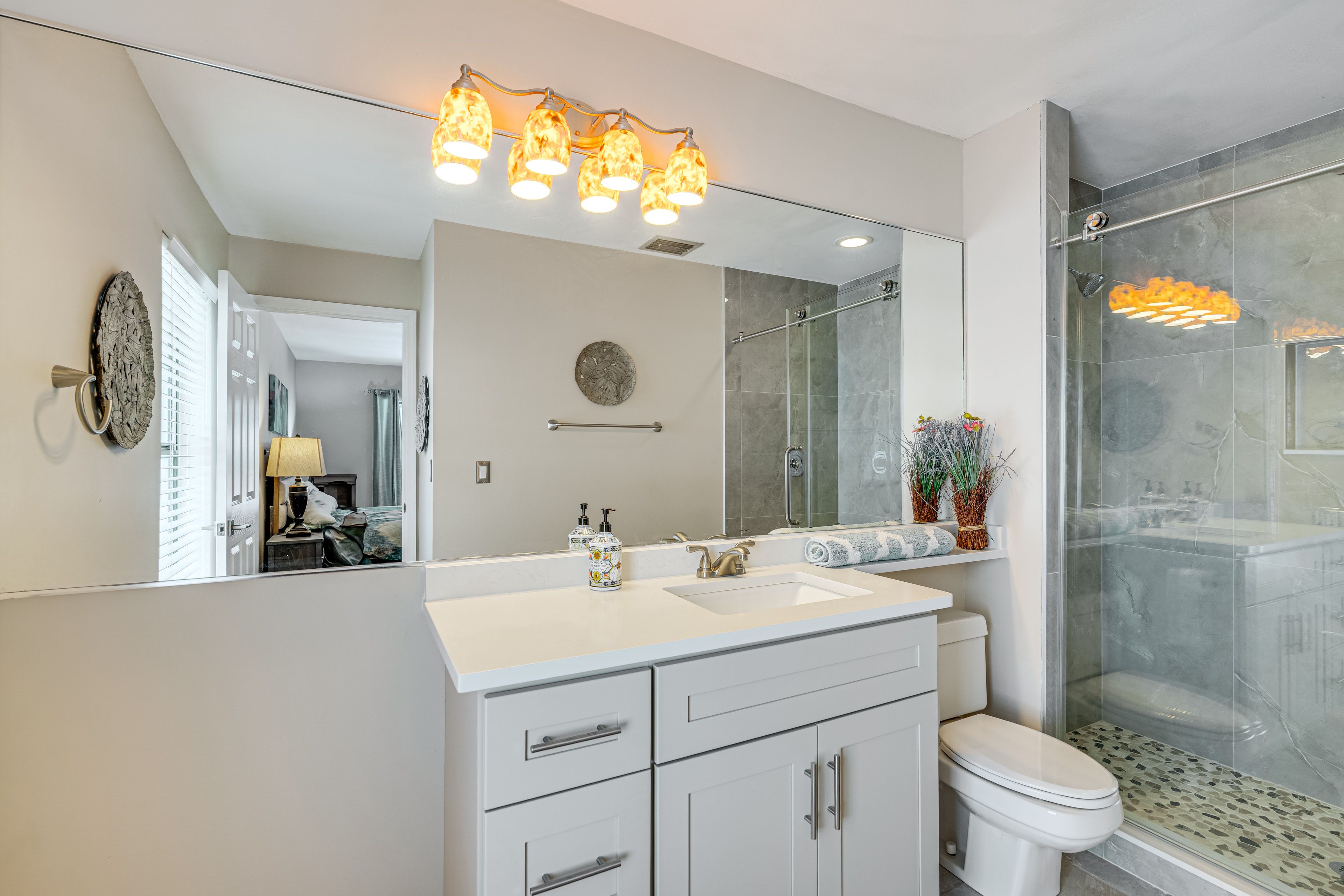 Full Bathroom | Towels Provided