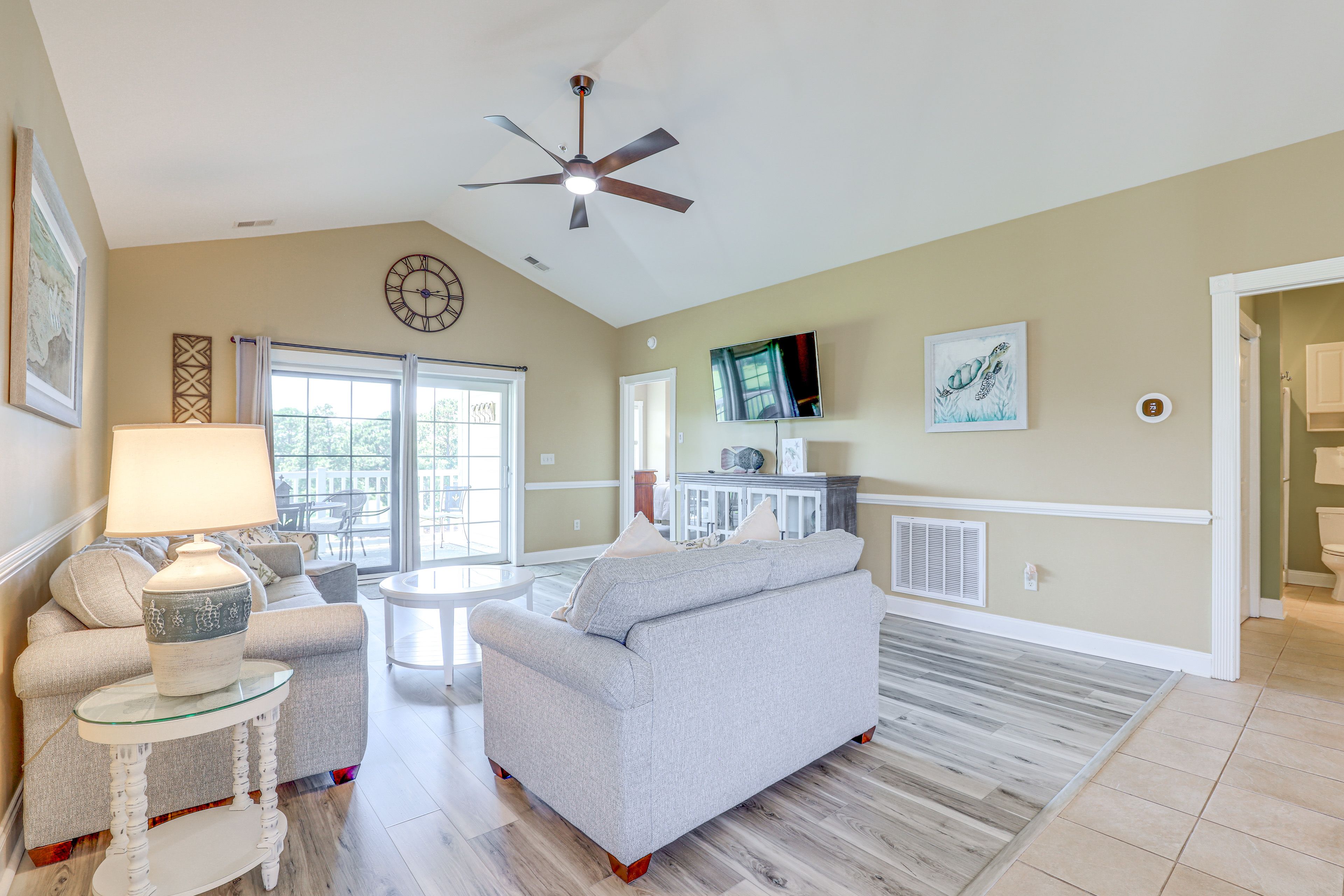 Living Room | Free WiFi | Smart TV | Full Sleeper Sofa