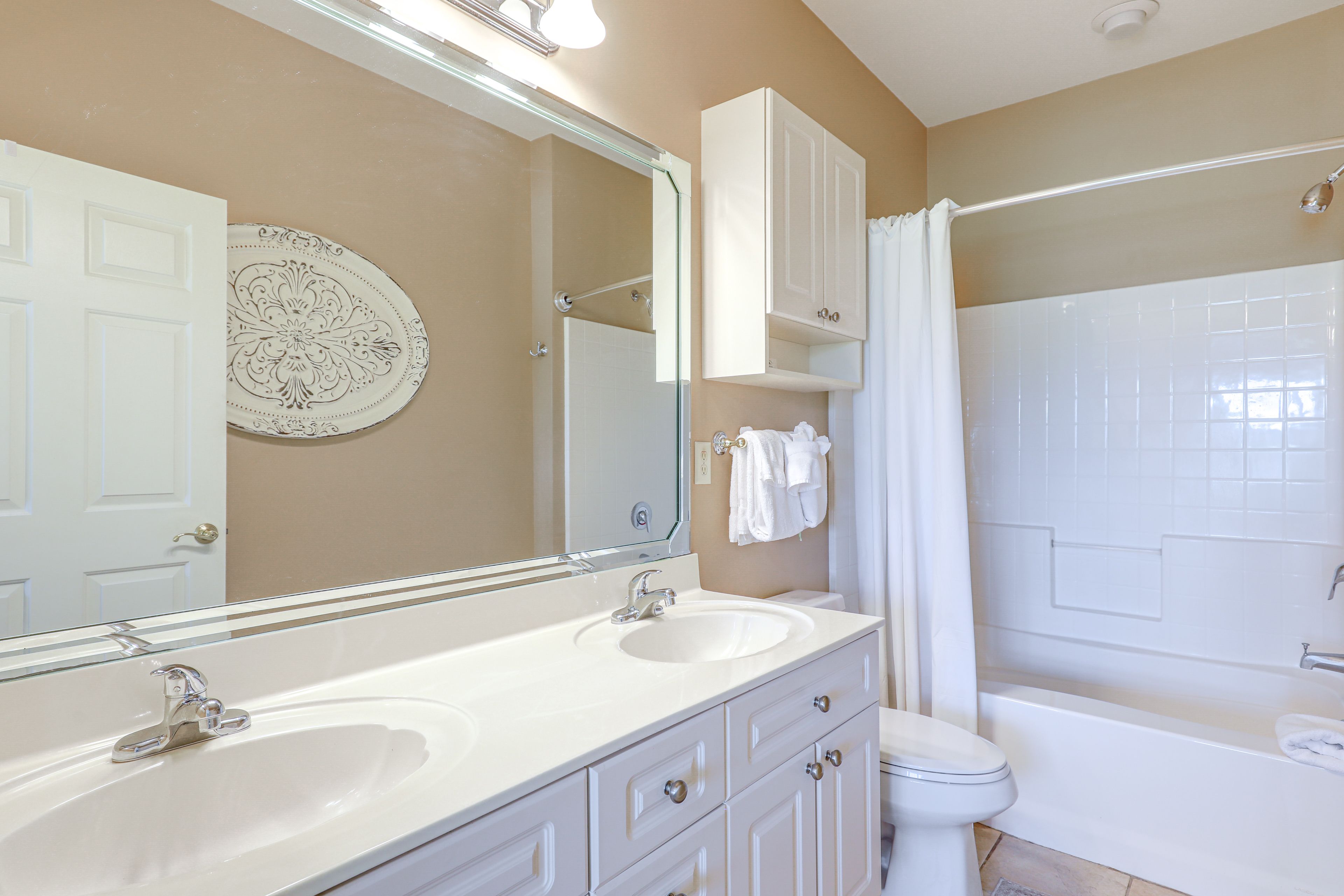 Full Bathroom | Towels Provided