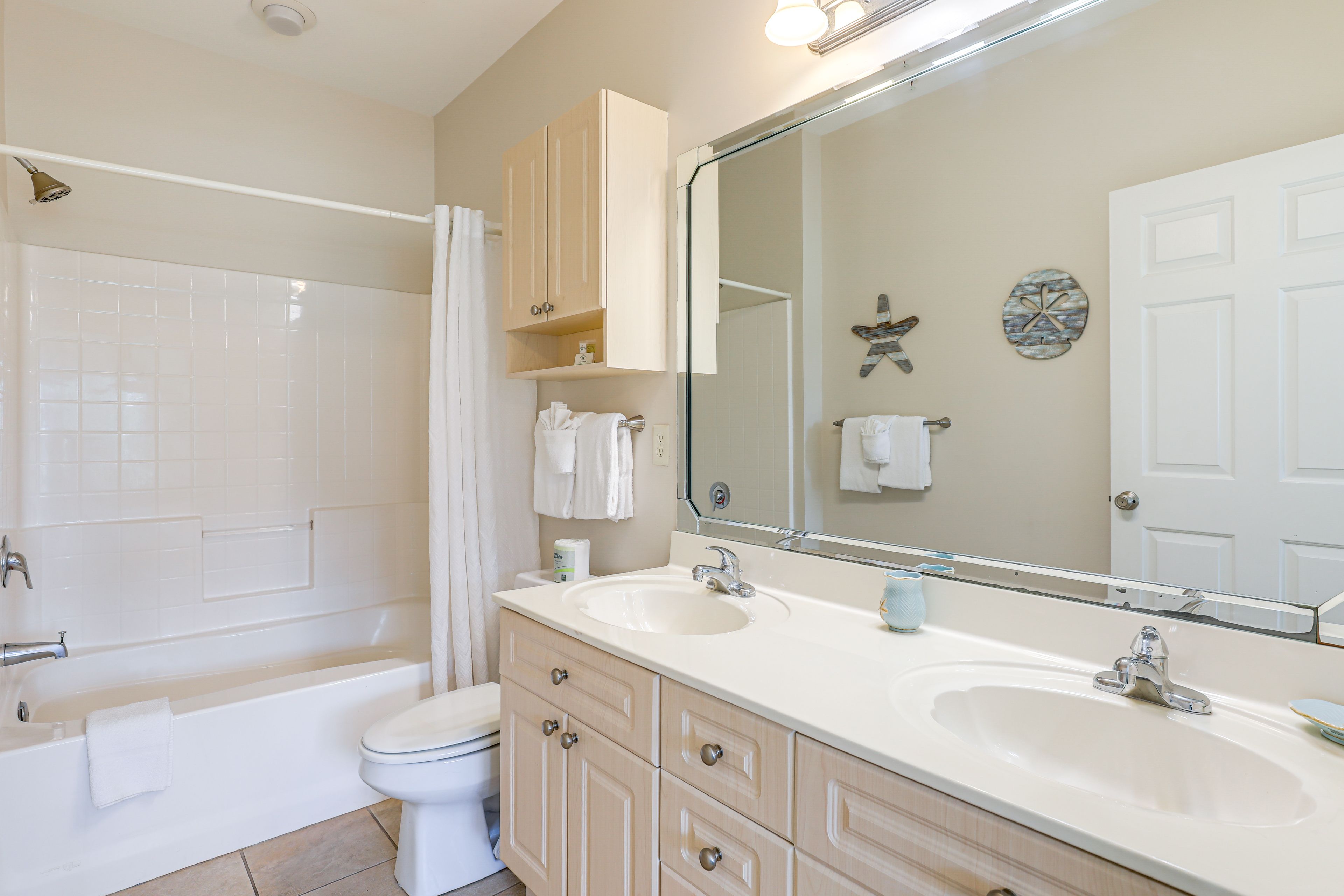 Full Bathroom | Towels Provided