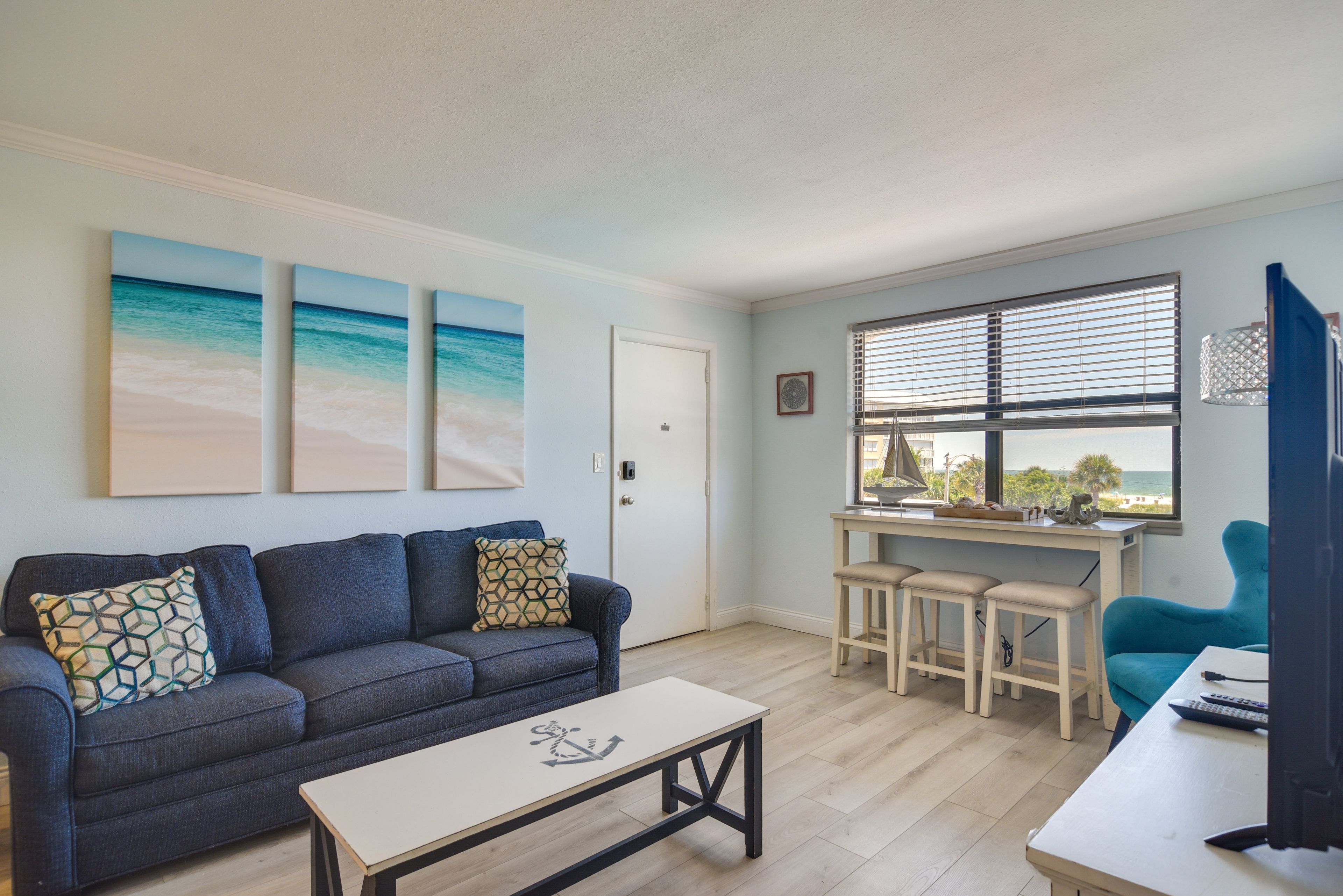 Living Room | Full Sleeper Sofa | Smart TV | Free WiFi | Ocean View