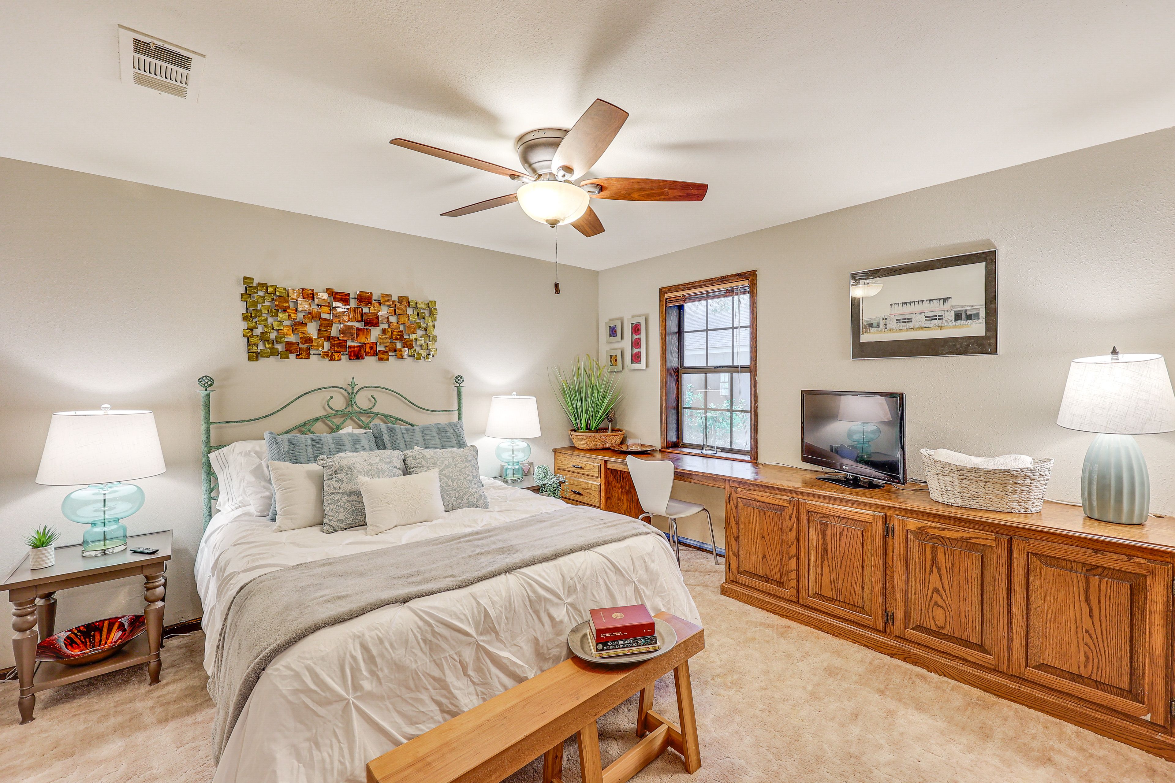 Bedroom 2 | Queen Bed | Workstation