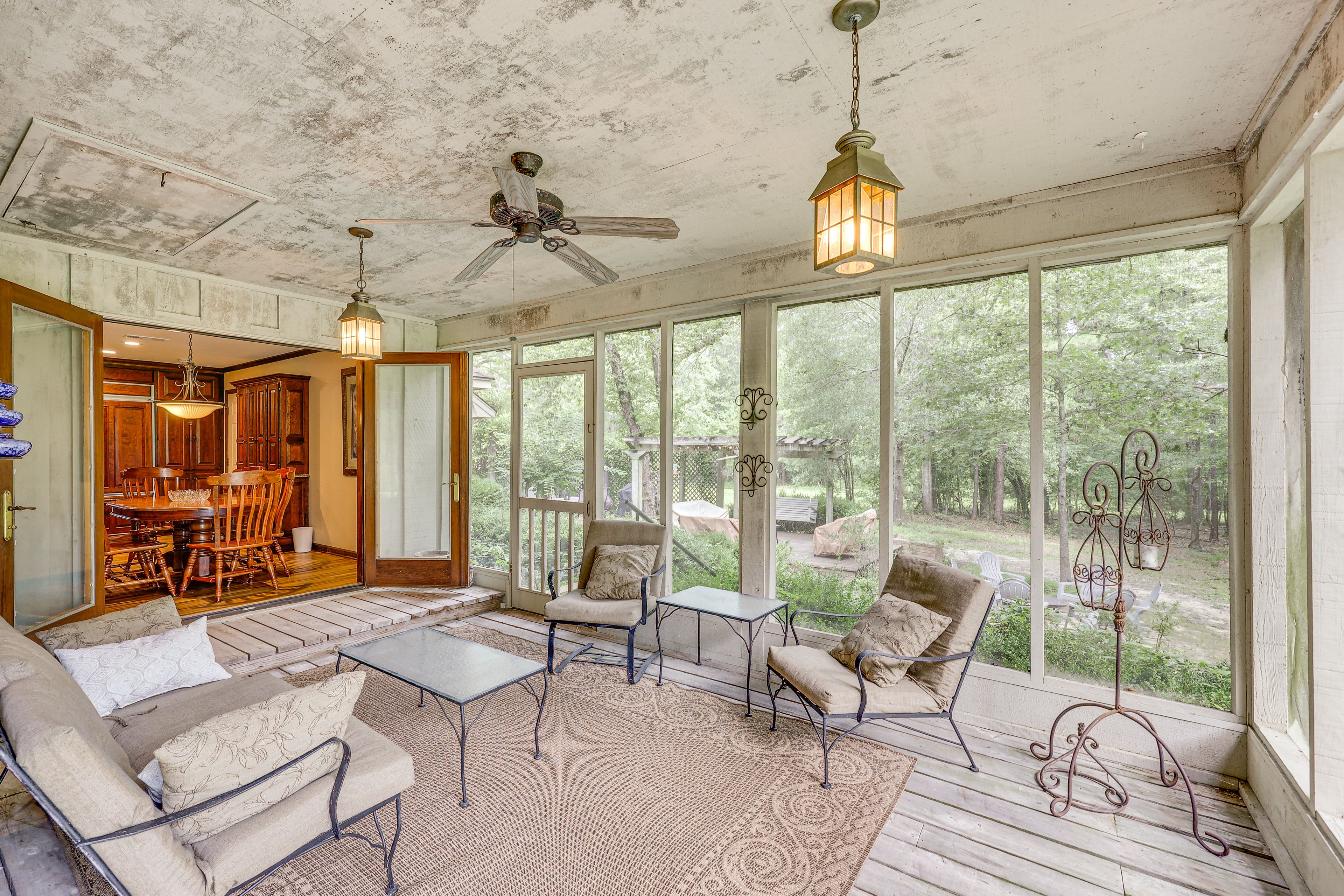 Screened-In Porch | Lounge Seating