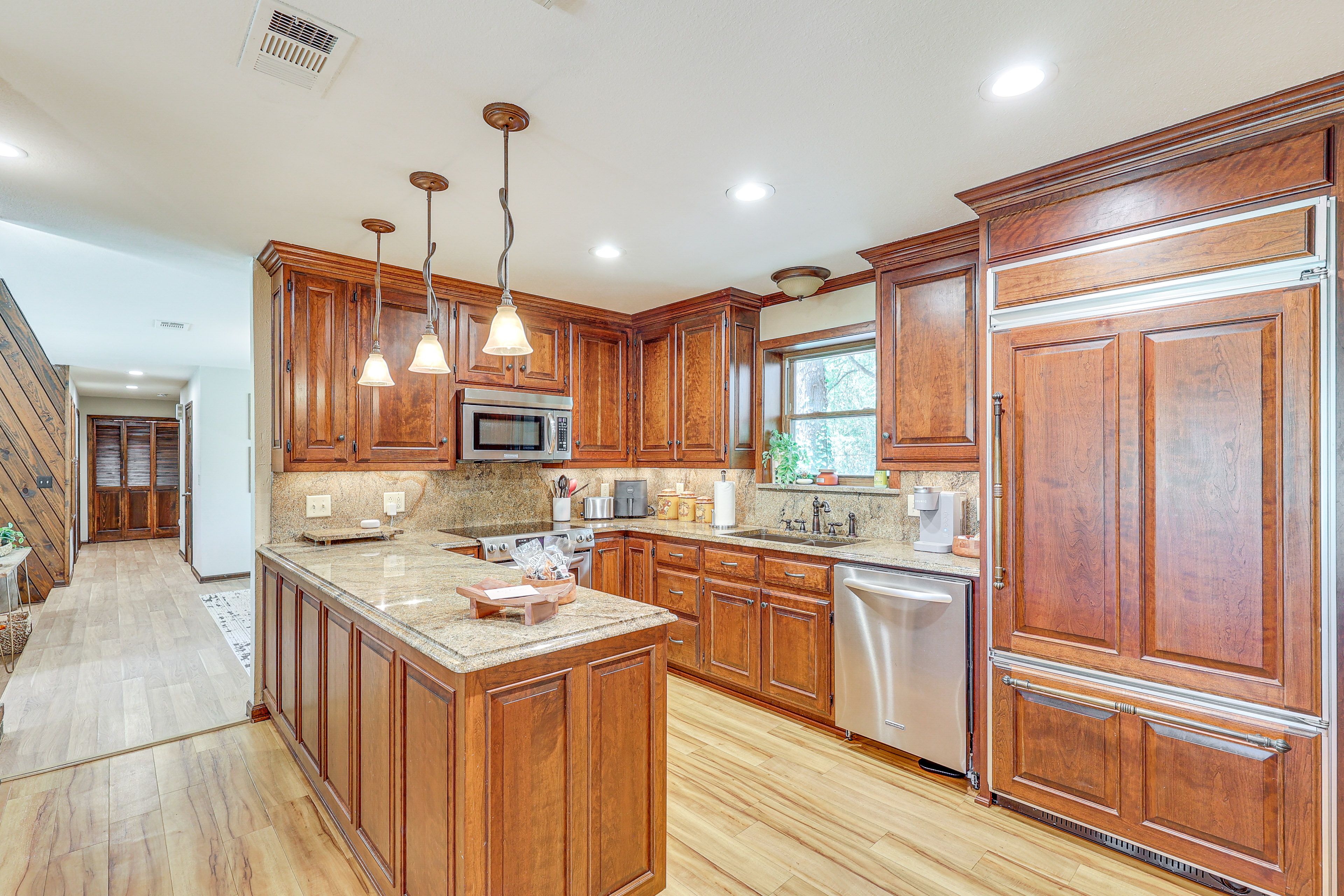 Kitchen | Refrigerator | Toaster | Eat-In Table