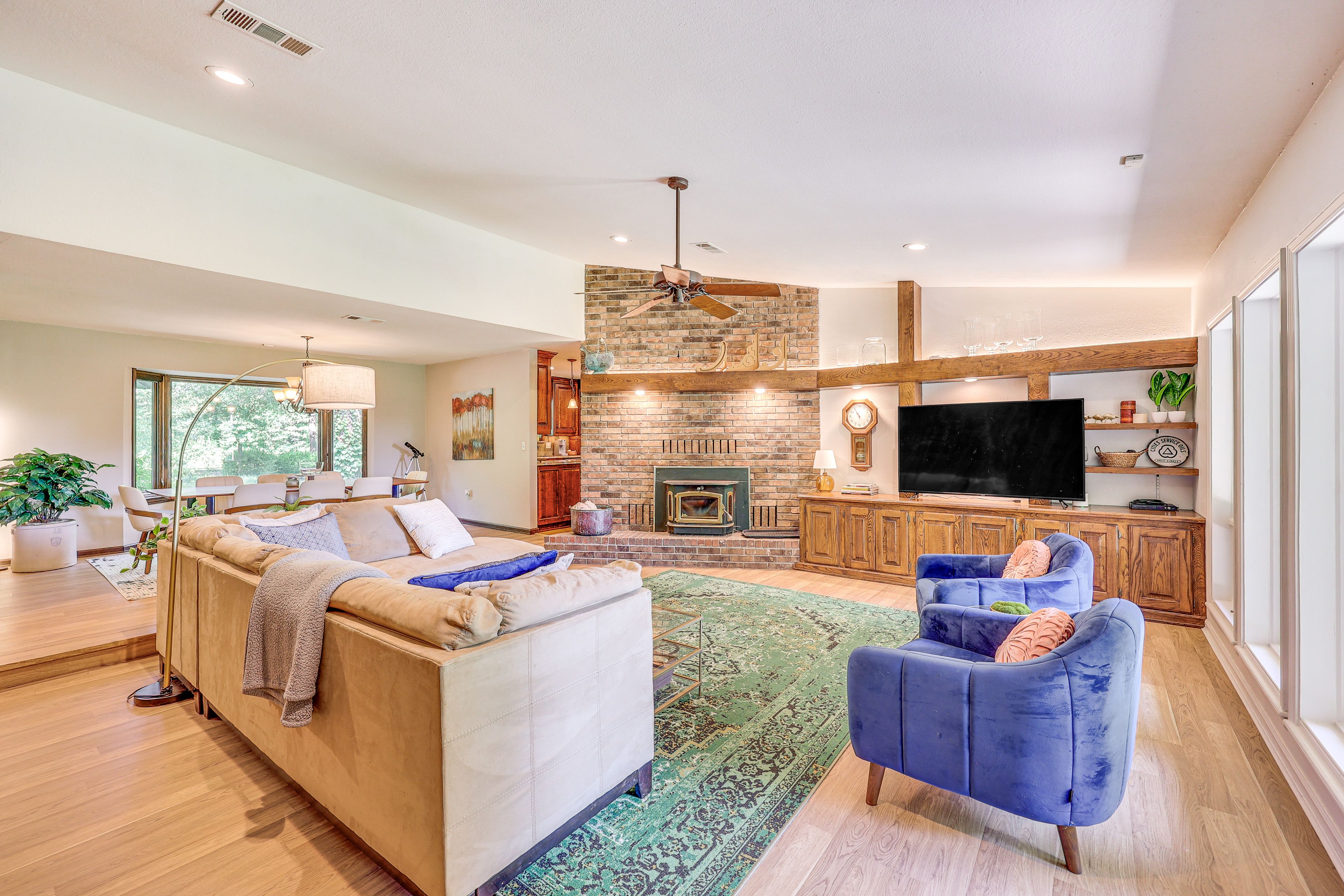 Living Room | Smart TV | Free WiFi | Central Air Conditioning/Heat