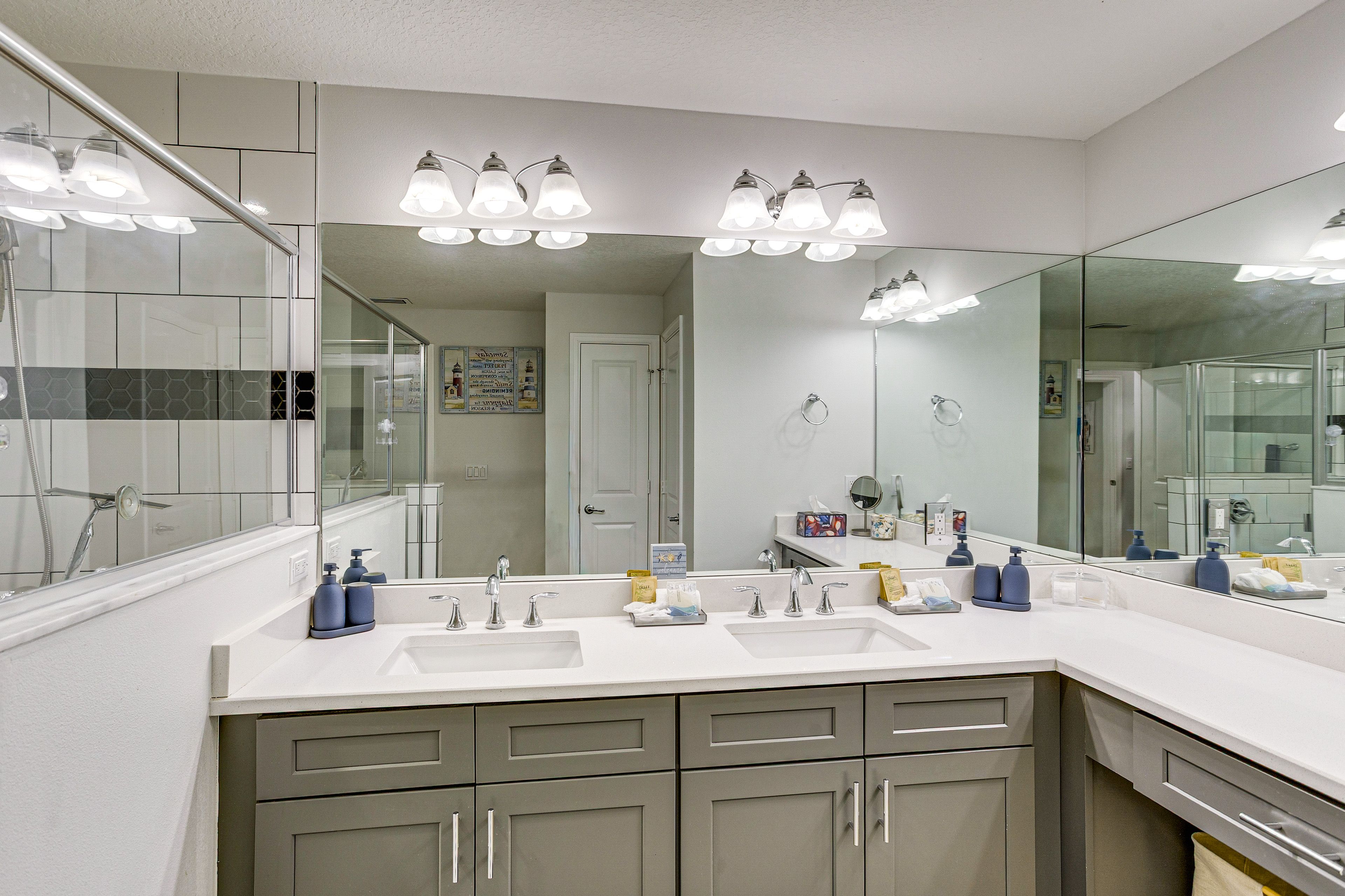 Full Bathroom | Complimentary Toiletries | Towels Provided