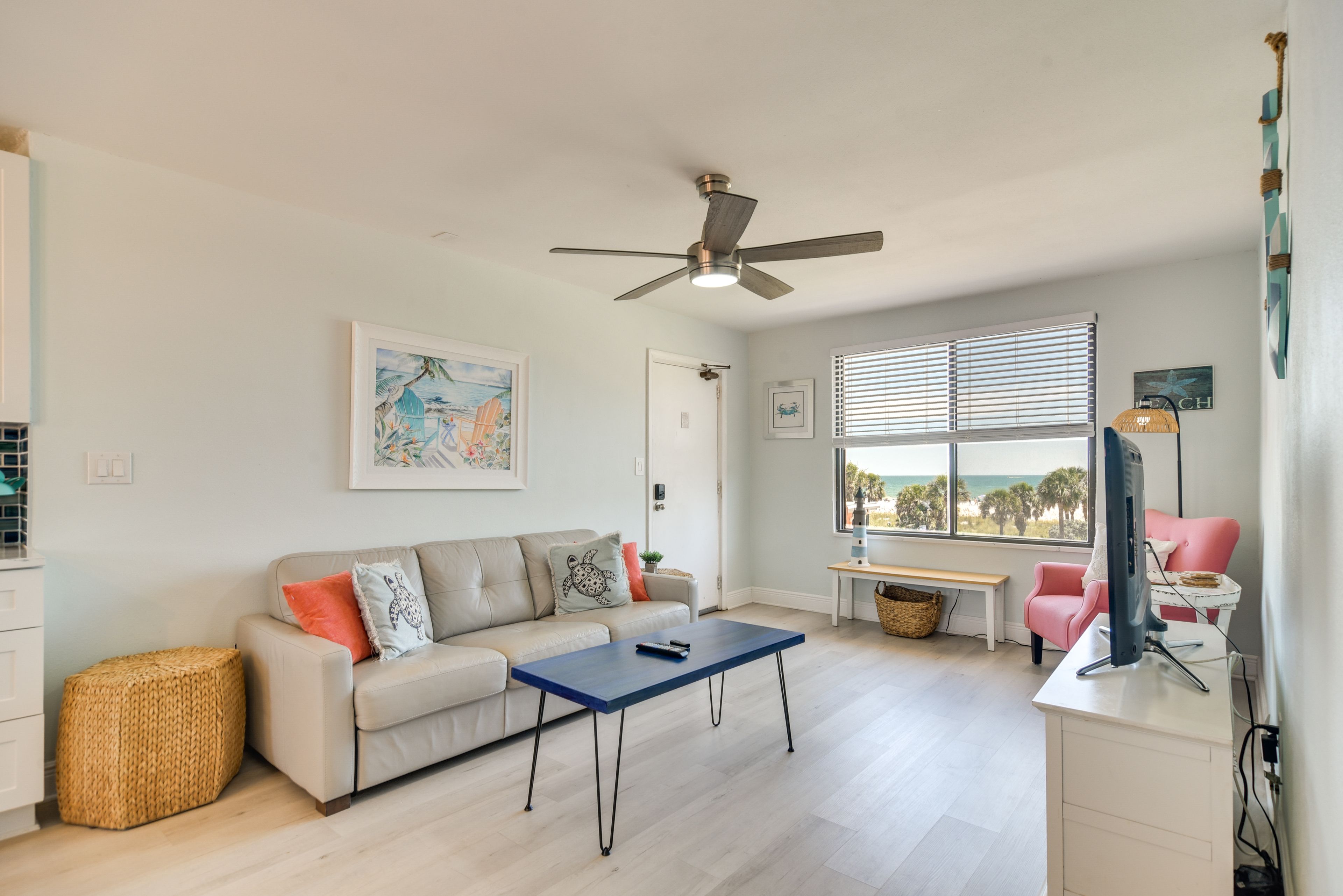 Living Room | Smart TV | Free WiFi | Ocean Views