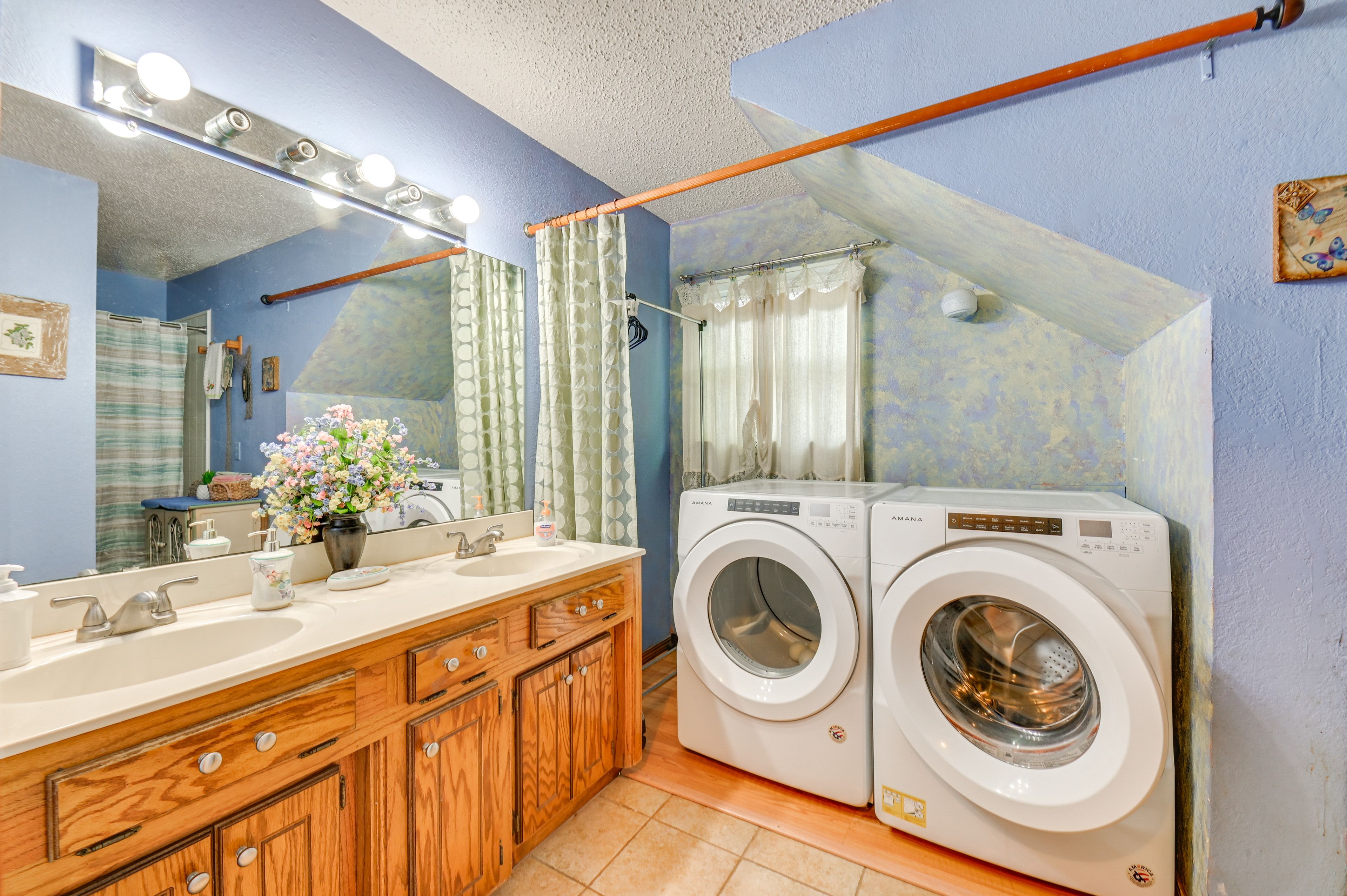 Bathroom | Washer & Dryer | Towels Provided