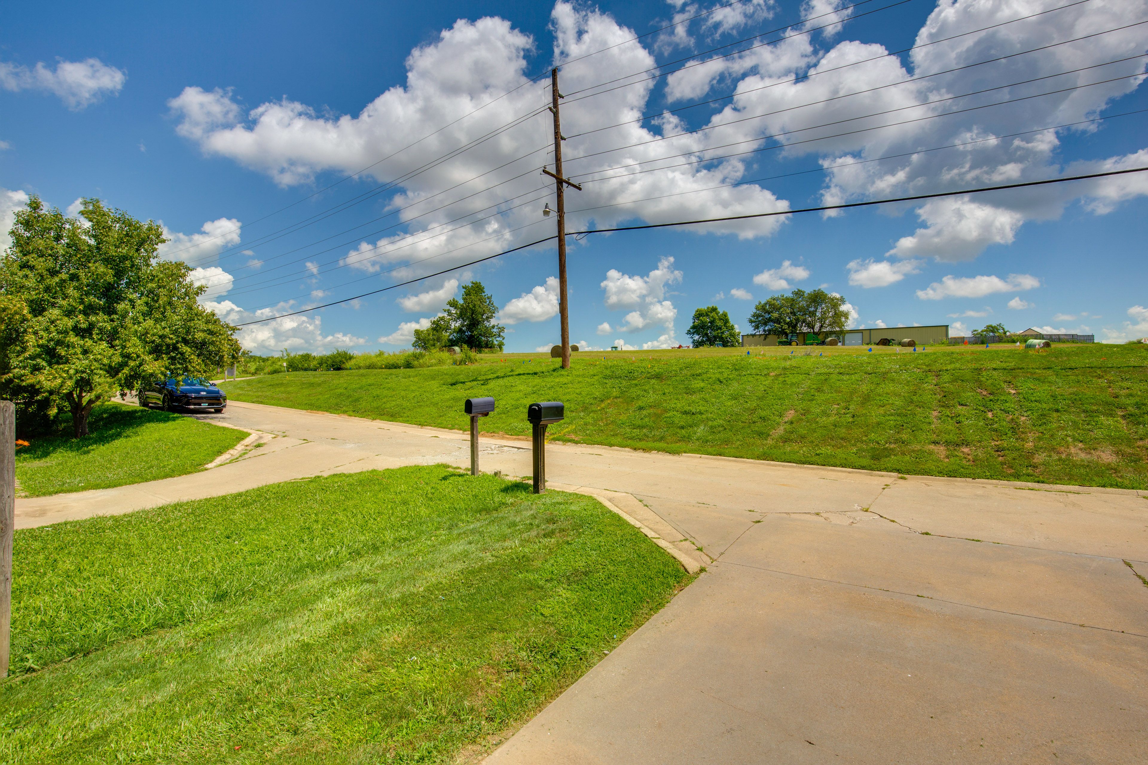 Parking | Driveway (1 Vehicle) | Street Parking (1 Vehicle)
