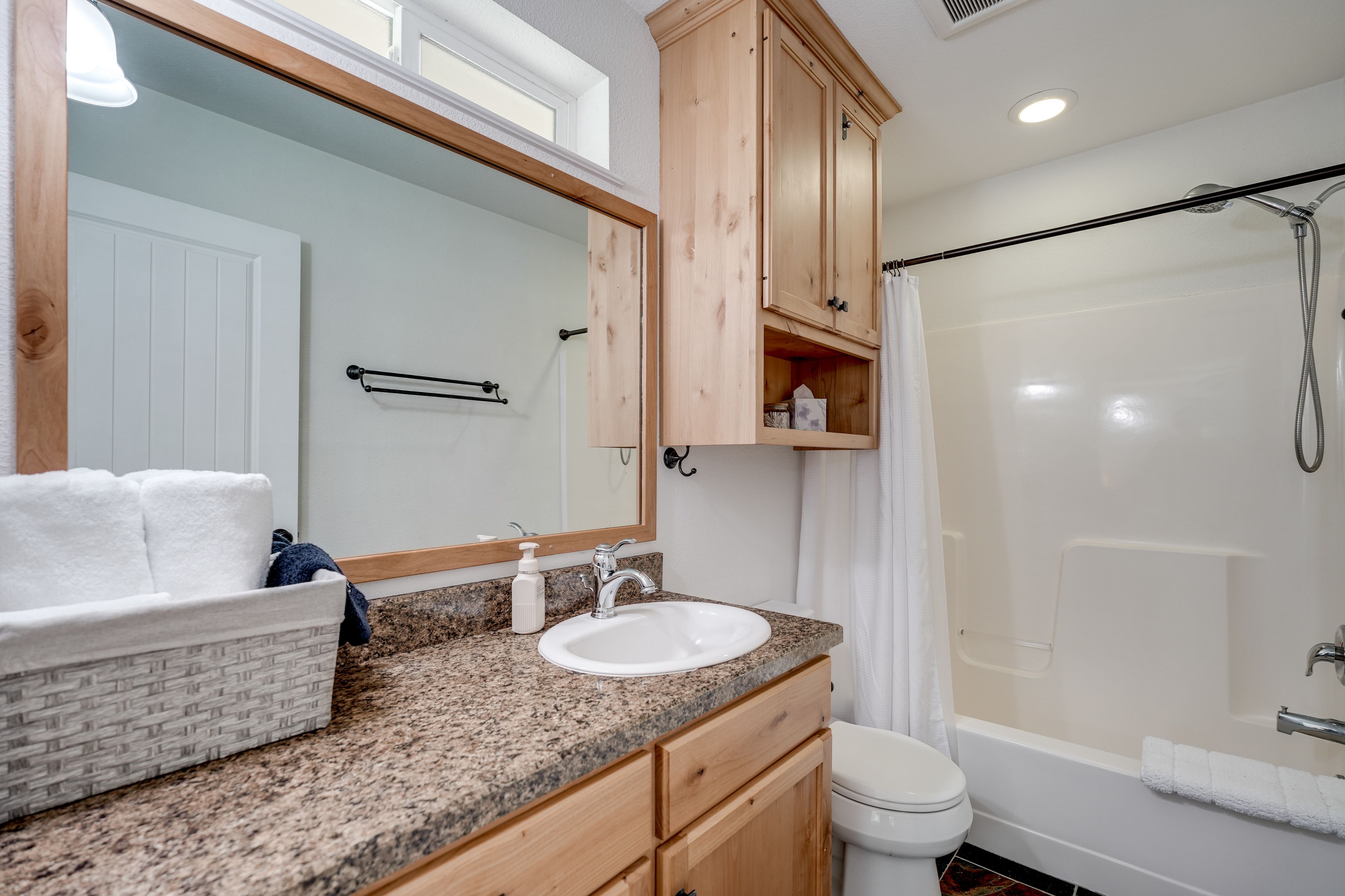 Full Bathroom | Towels Provided | Complimentary Toiletries