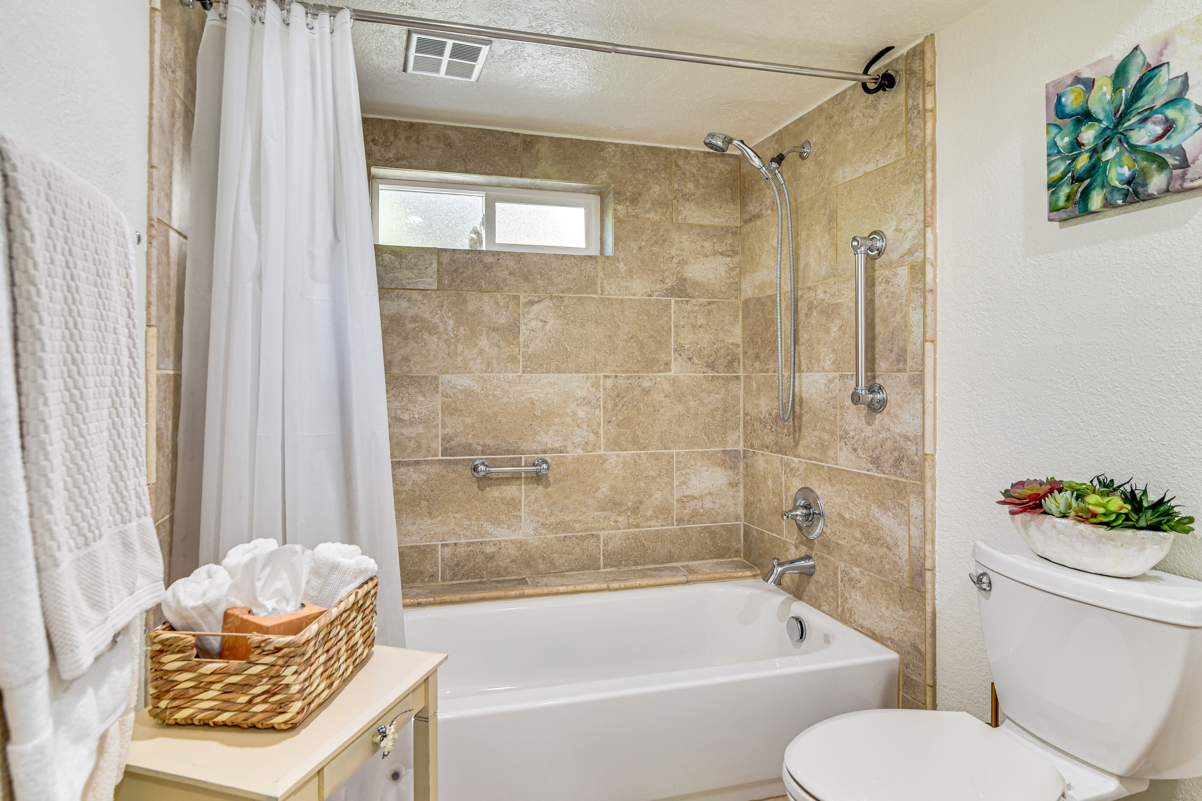 Full Bathroom | Shower w/ Grab Rails | Towels Provided