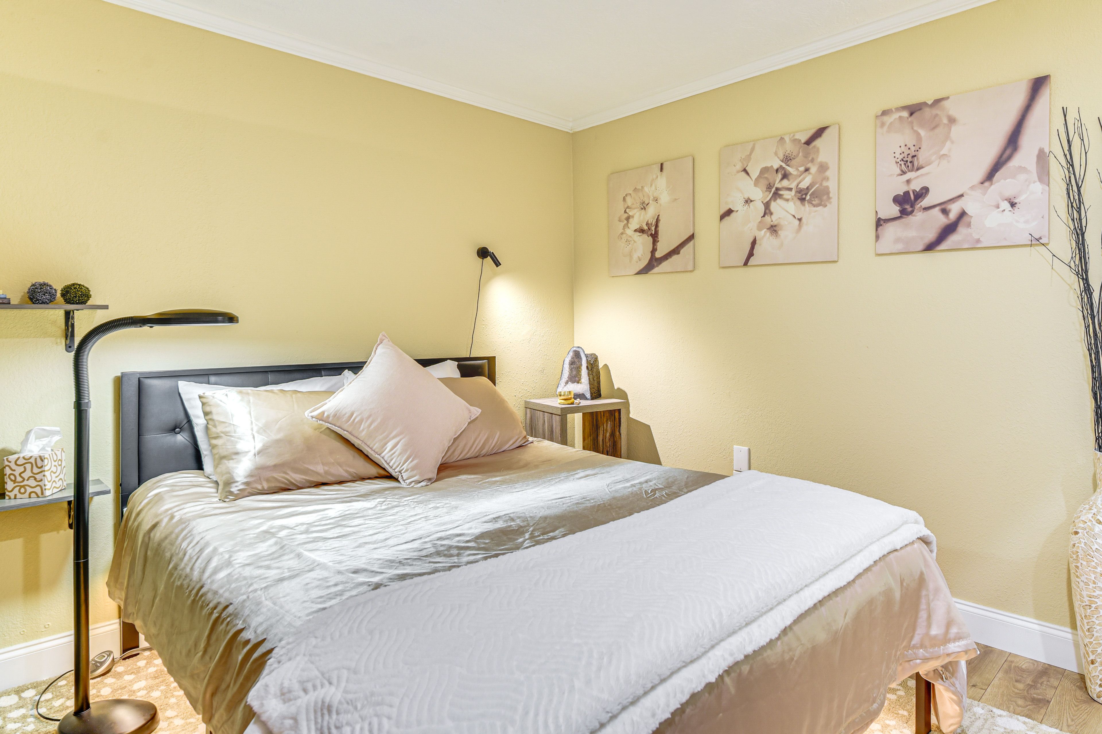 Bedroom | Queen Bed | Linens Provided