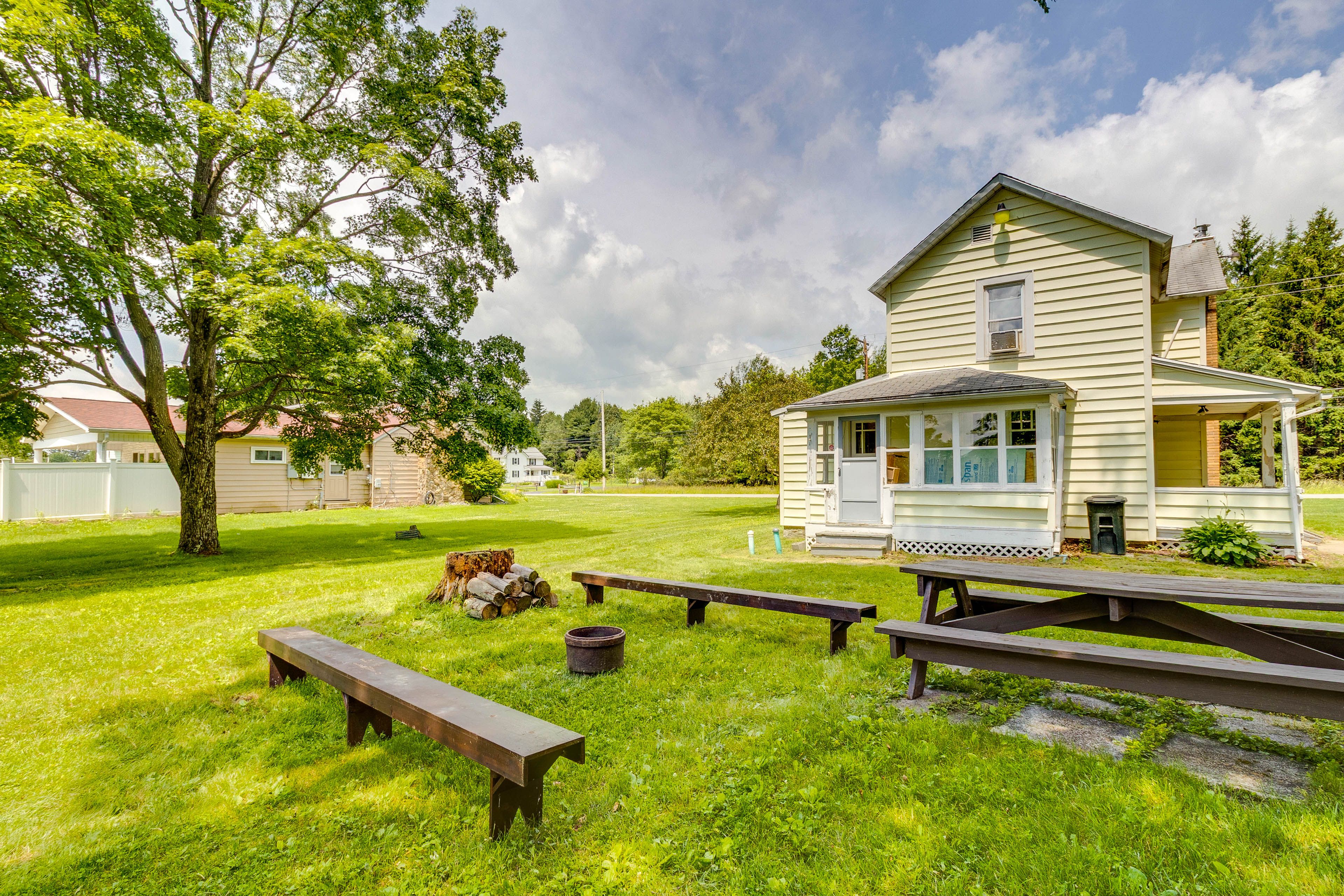 Wood-Burning Fire Pit | Picnic Table | Gas Grill (Propane Provided)