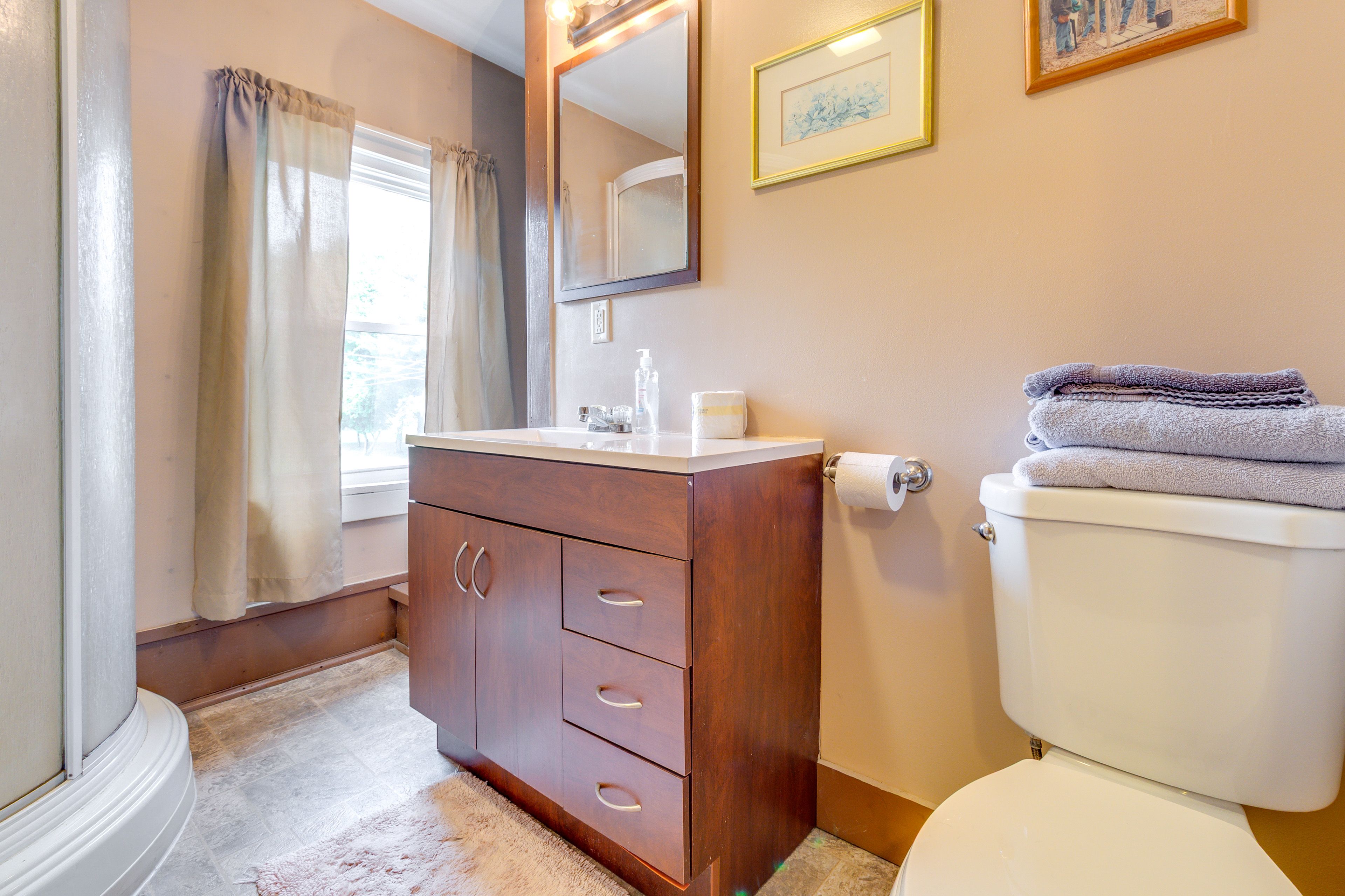 Full Bathroom | 2nd Floor
