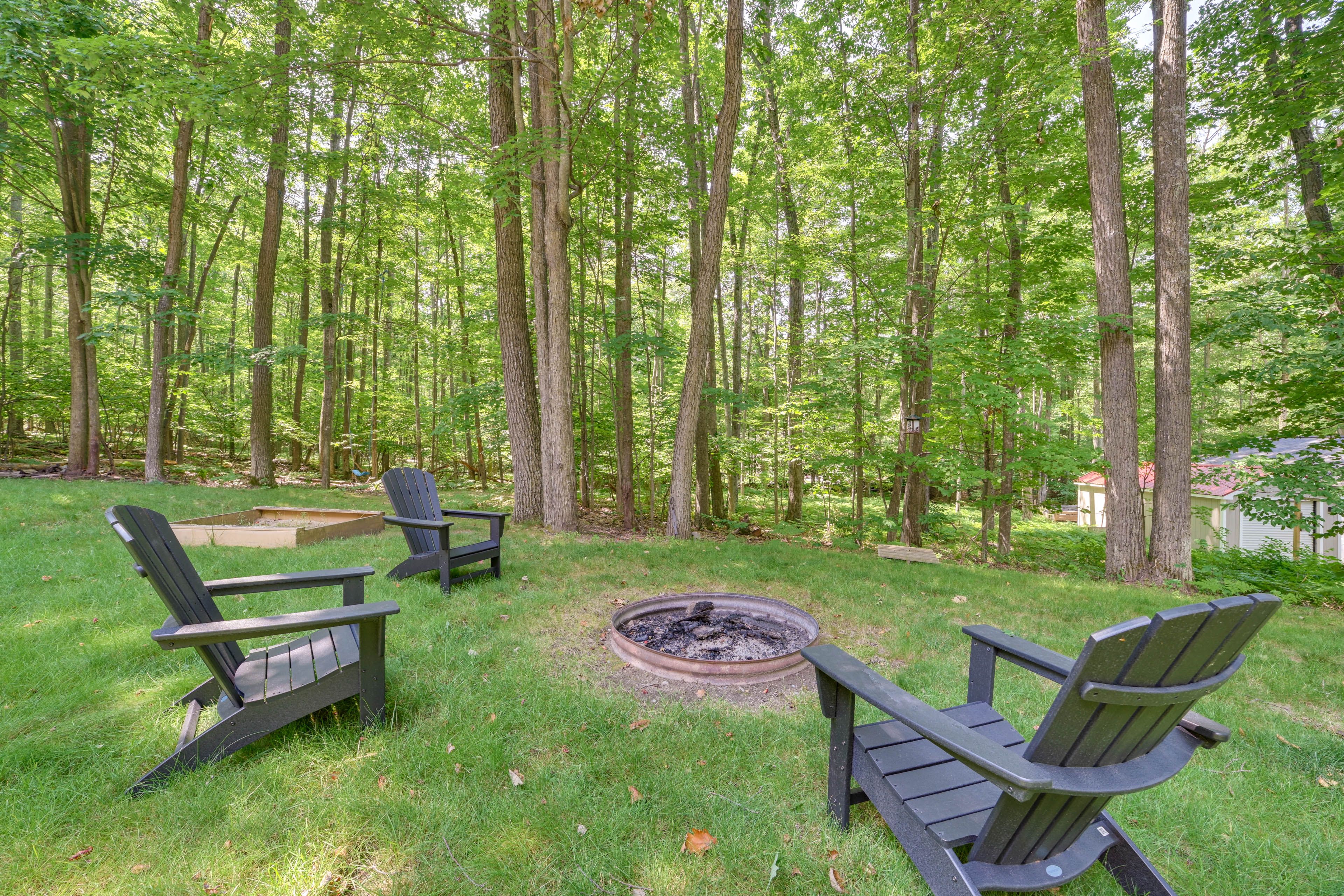 Large Yard | Wood-Burning Fire Pit | Horseshoes | Swing