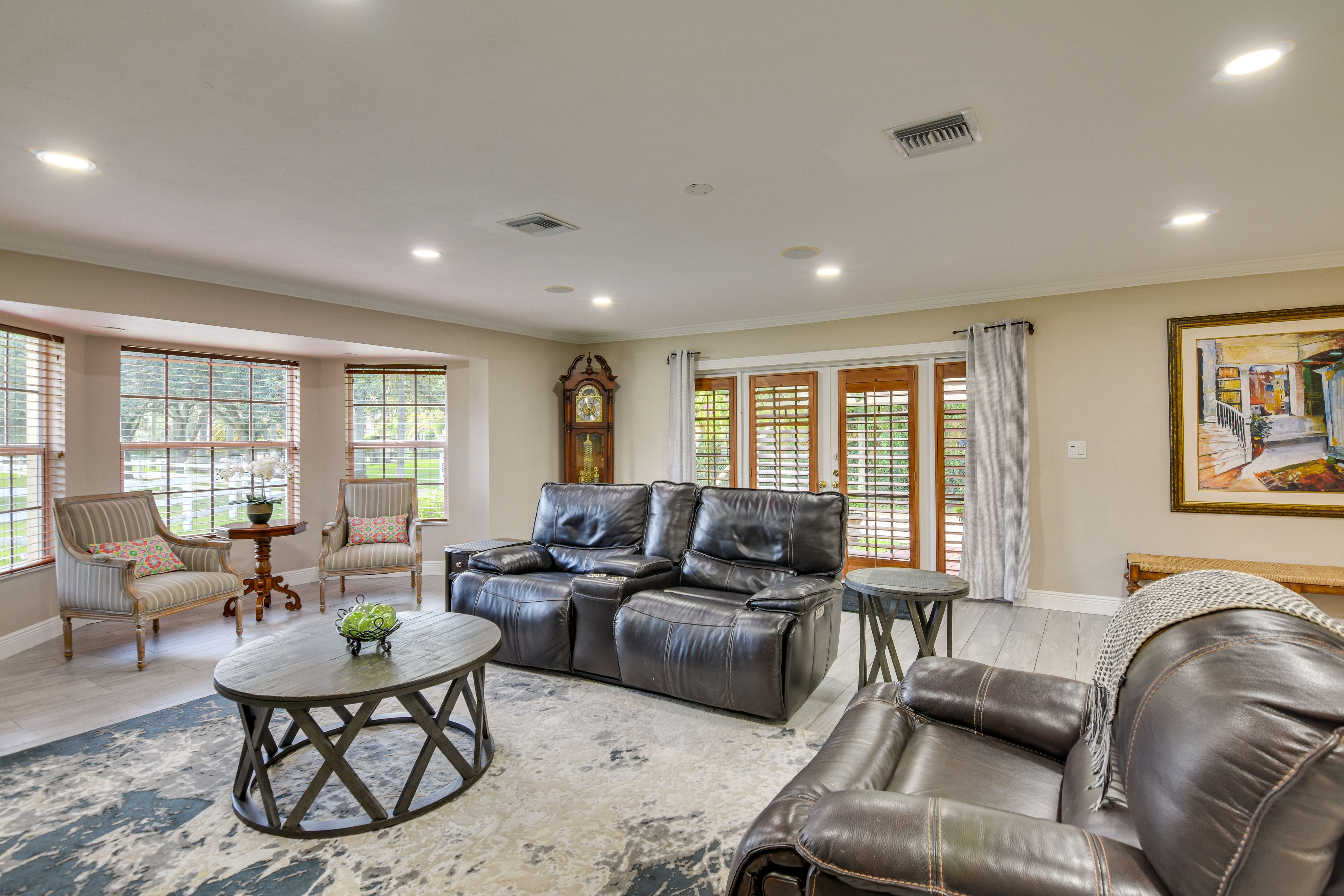 Living Room | Central A/C | Smart TV | Free WiFi