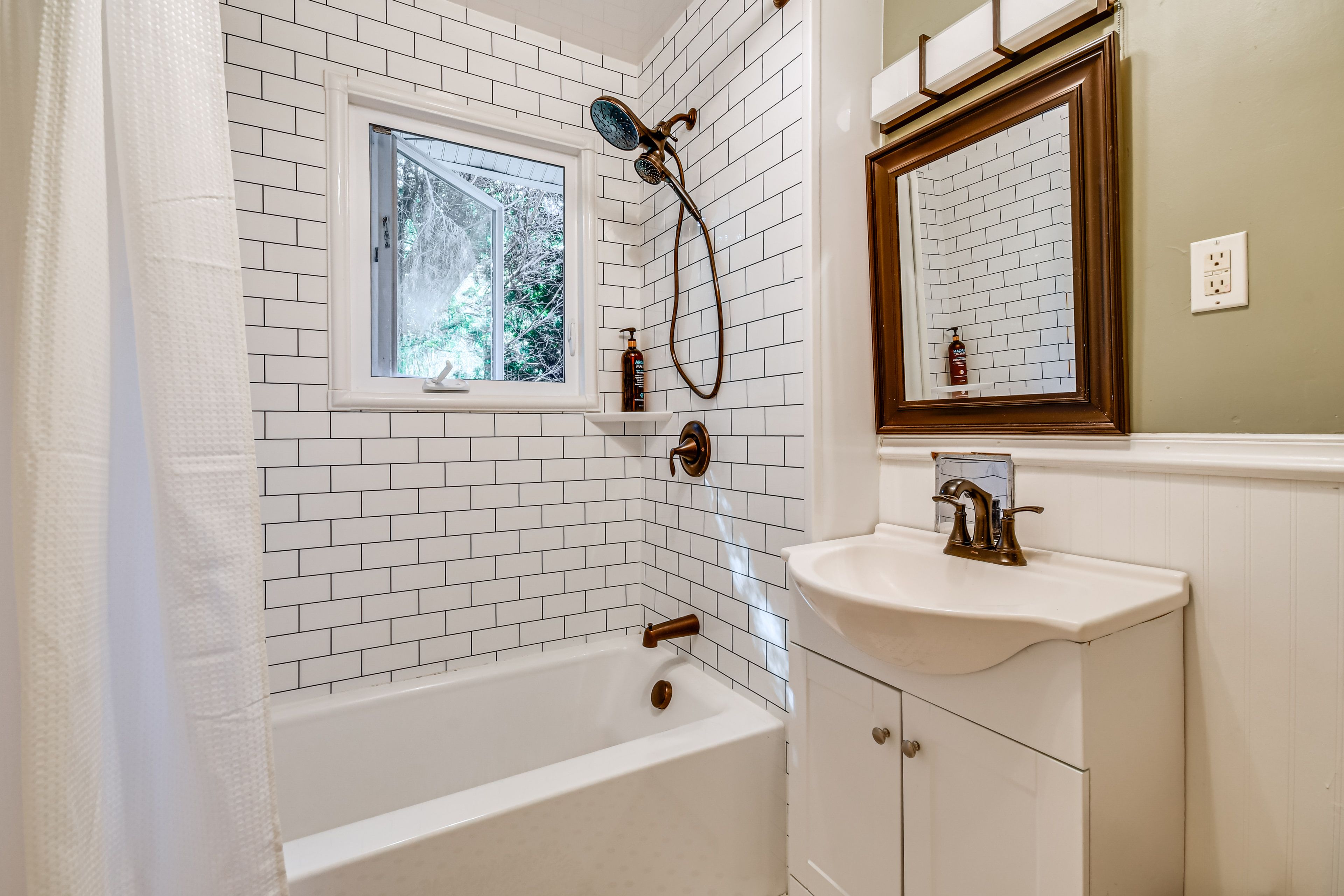 Full Bathroom | 1st Floor