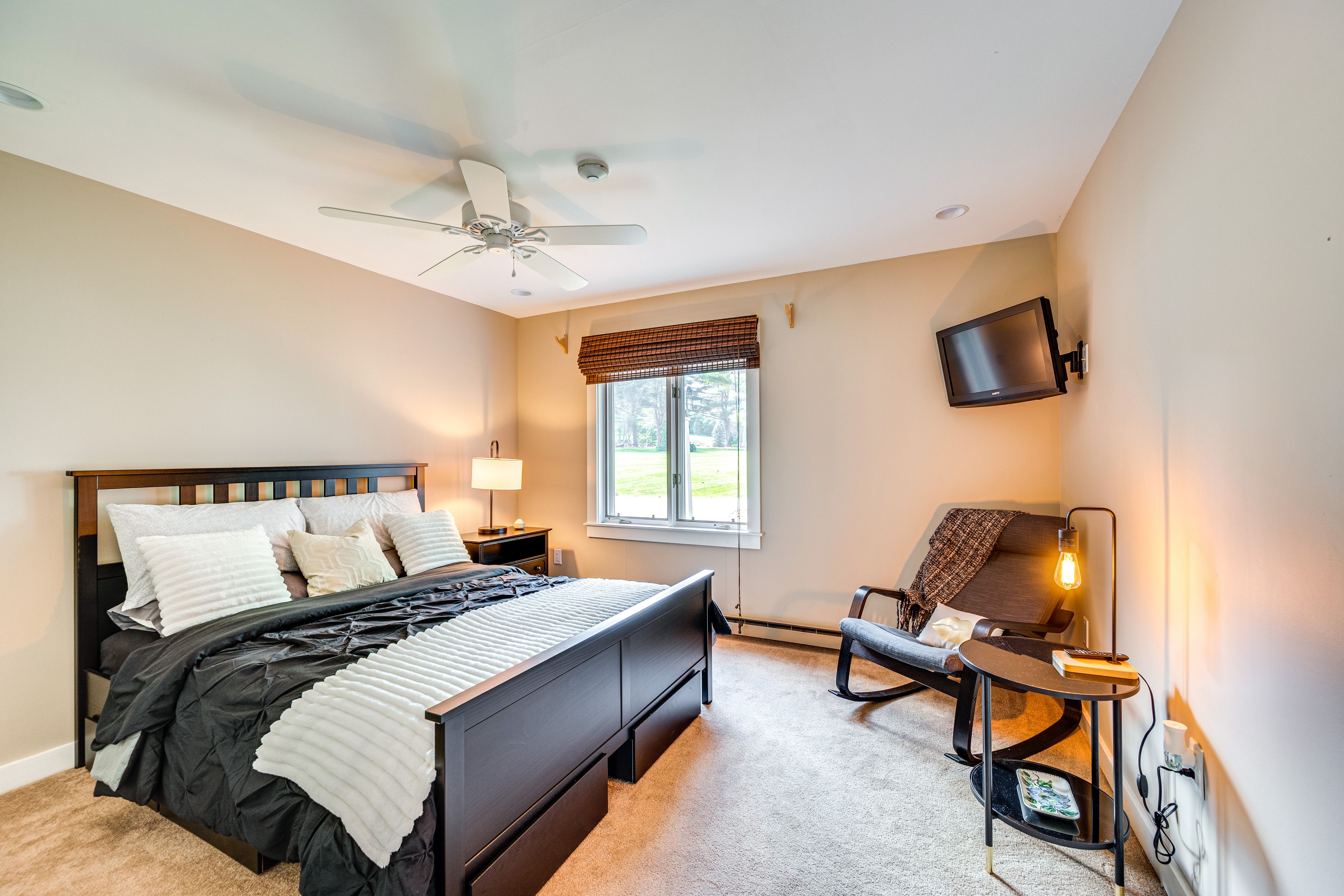Bedroom 1 | King Bed | Linens | 1st Floor