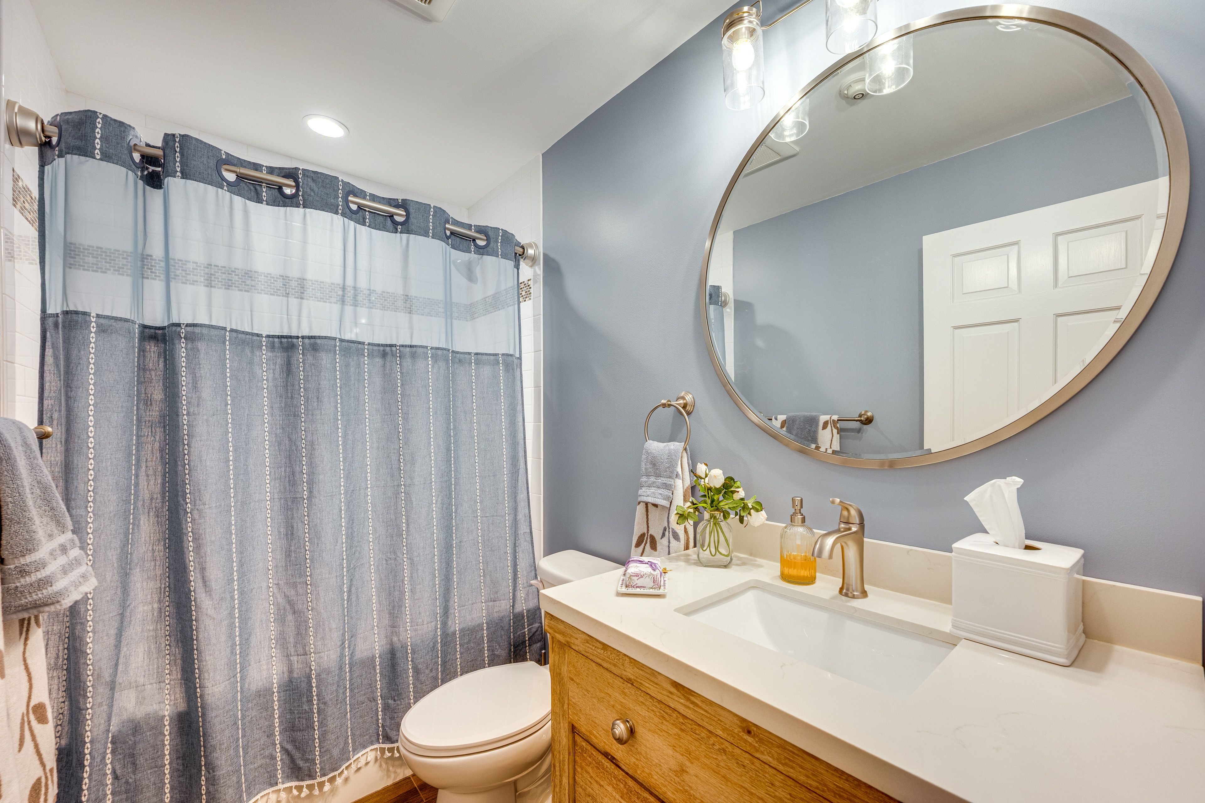 Full Bath | Towels | Hair Dryer | 1st Floor