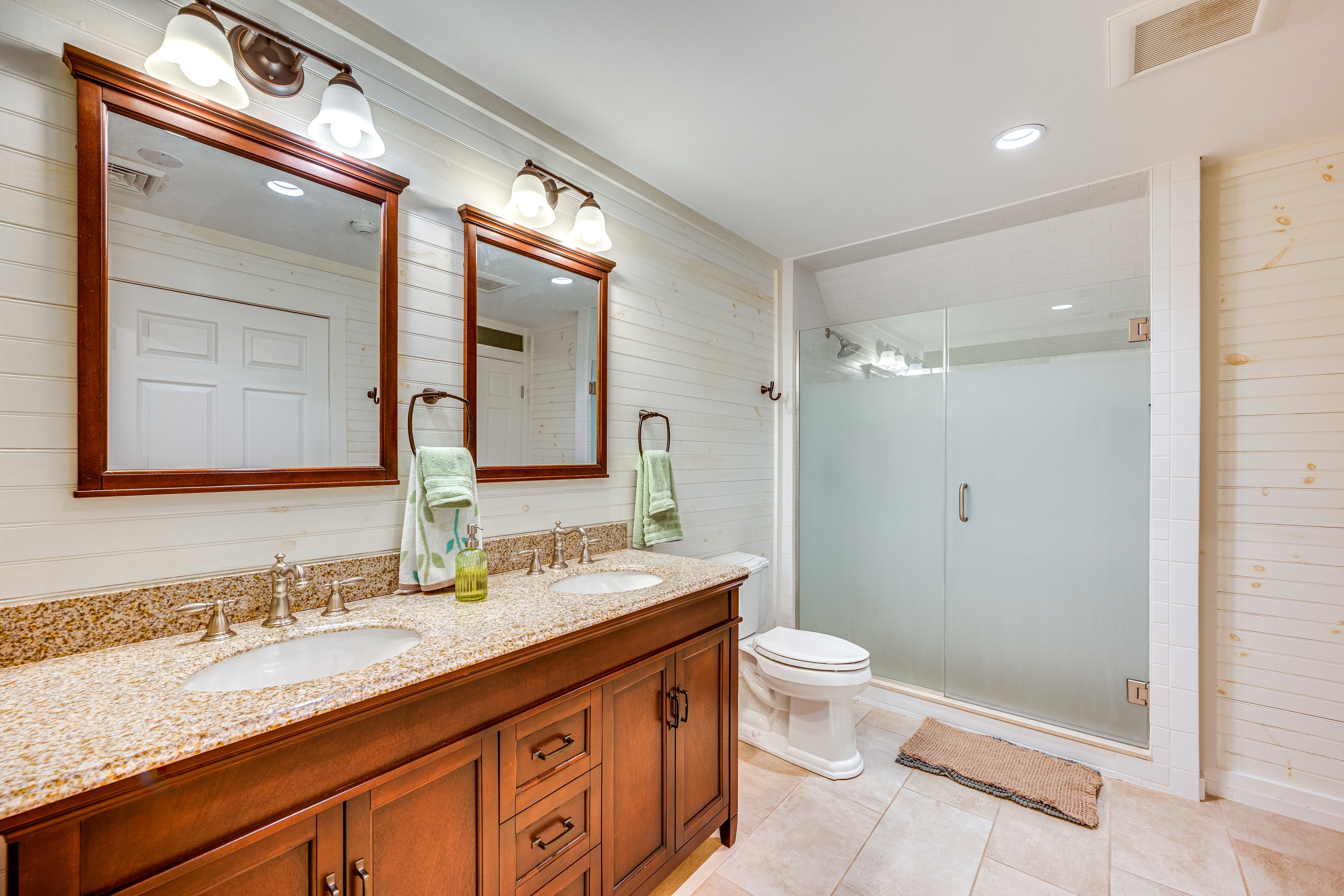 En-Suite Bath | 2nd Floor