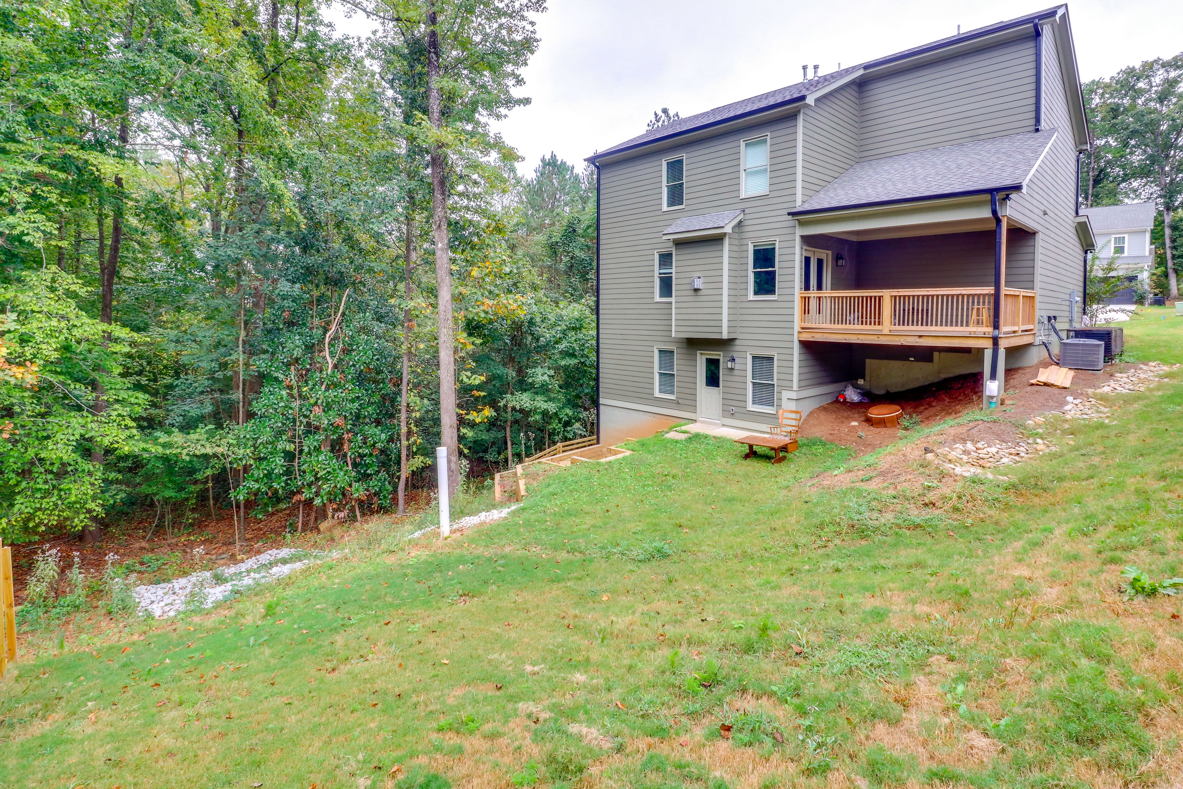 Shared Backyard | Lower-Level Unit | 9 Mi to Mercedes-Benz Stadium