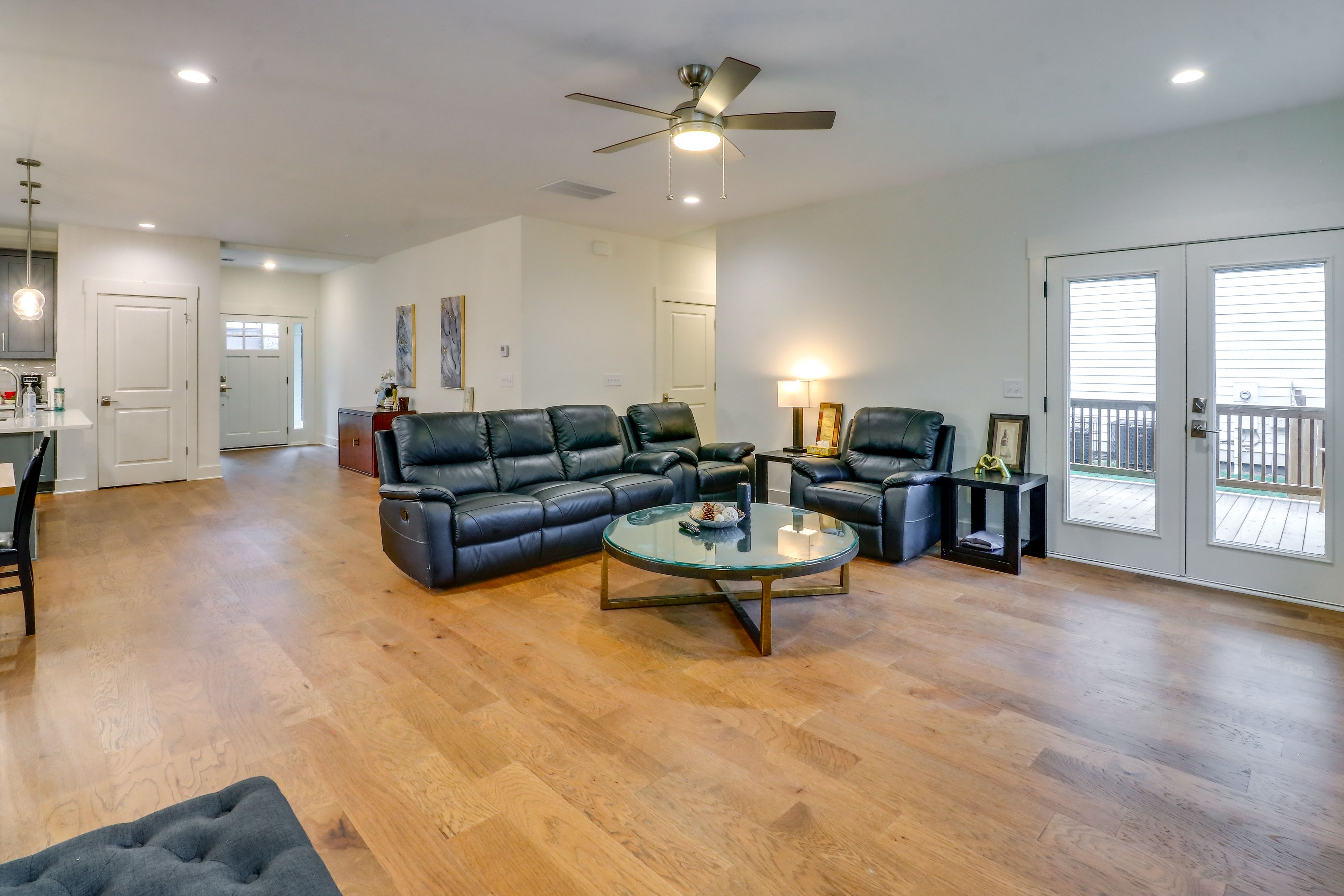 Living Room | 1st Floor | Smart TV | Free WiFi | Gas Fireplace