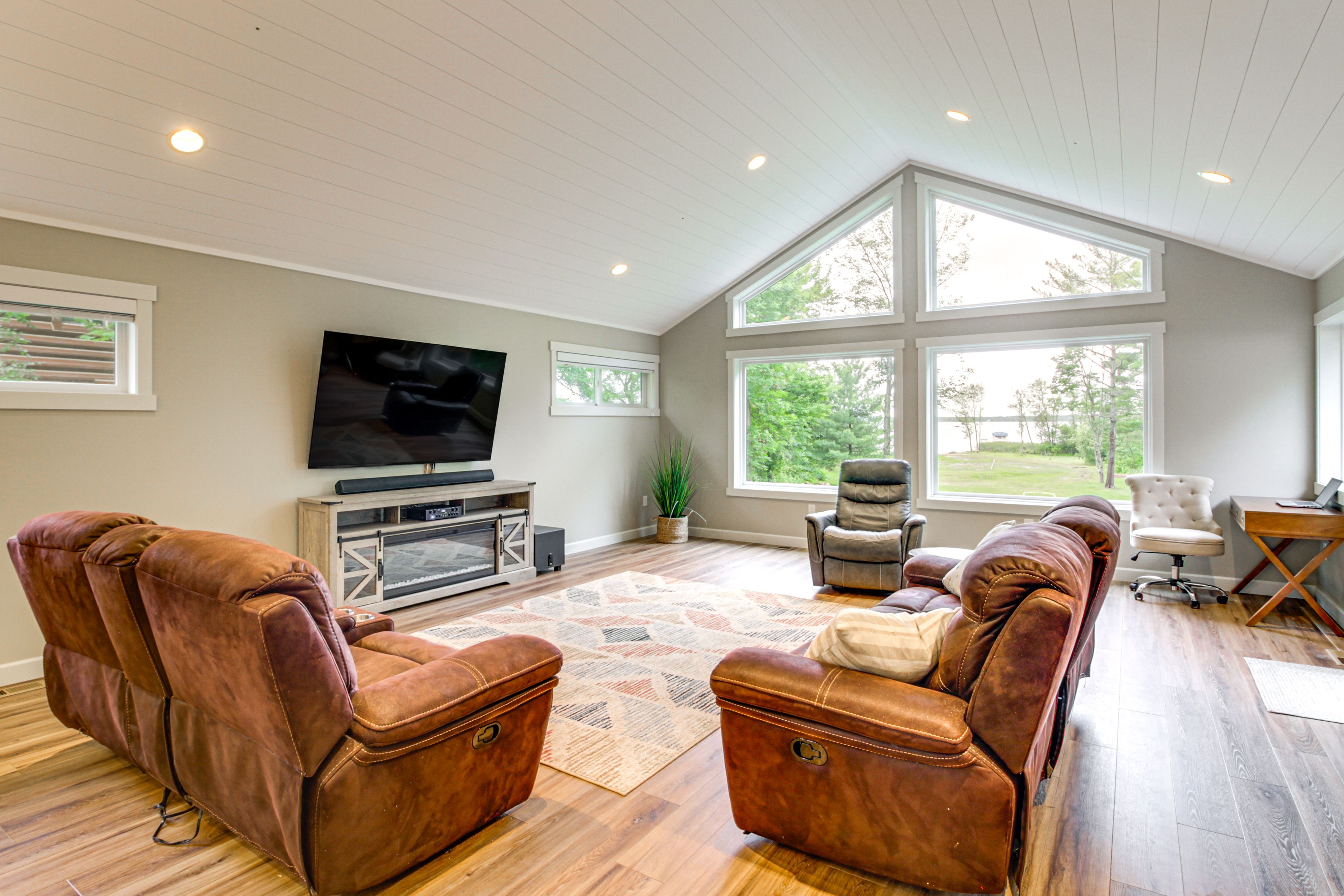 Living Room | Smart TV | Free WiFi | Central Air Conditioning/Heat | Main Level
