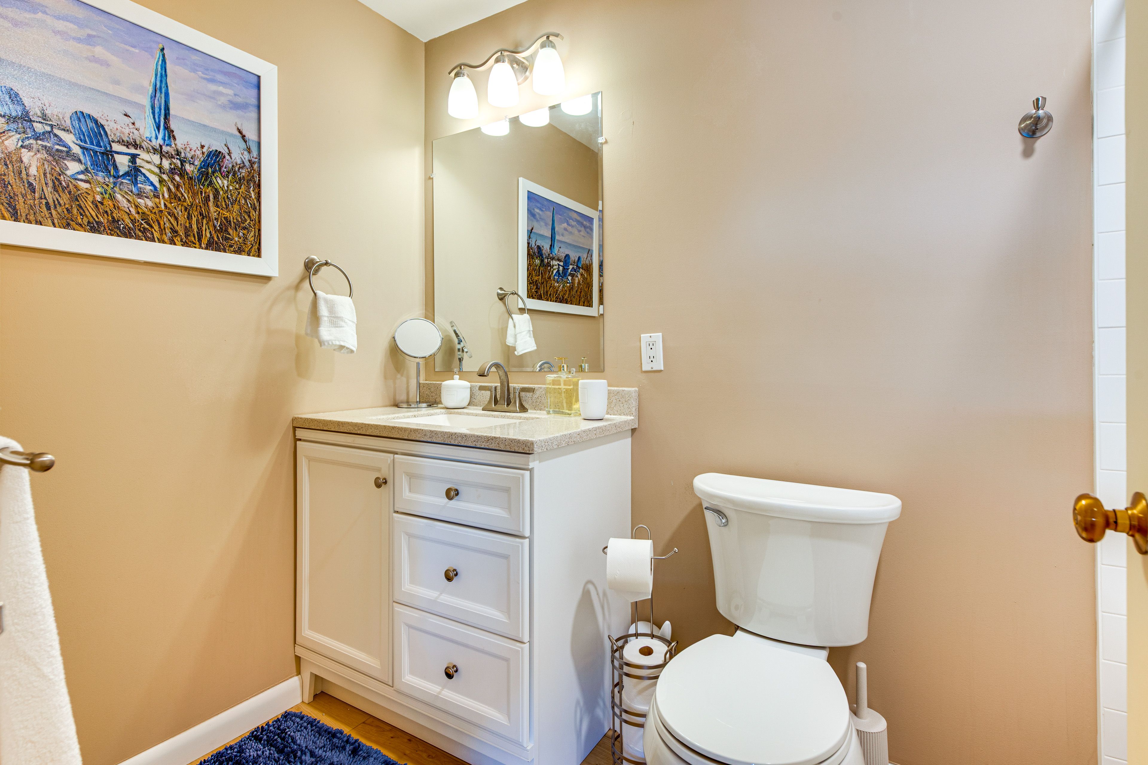 En-Suite Full Bathroom | 2nd Floor | Towels Provided