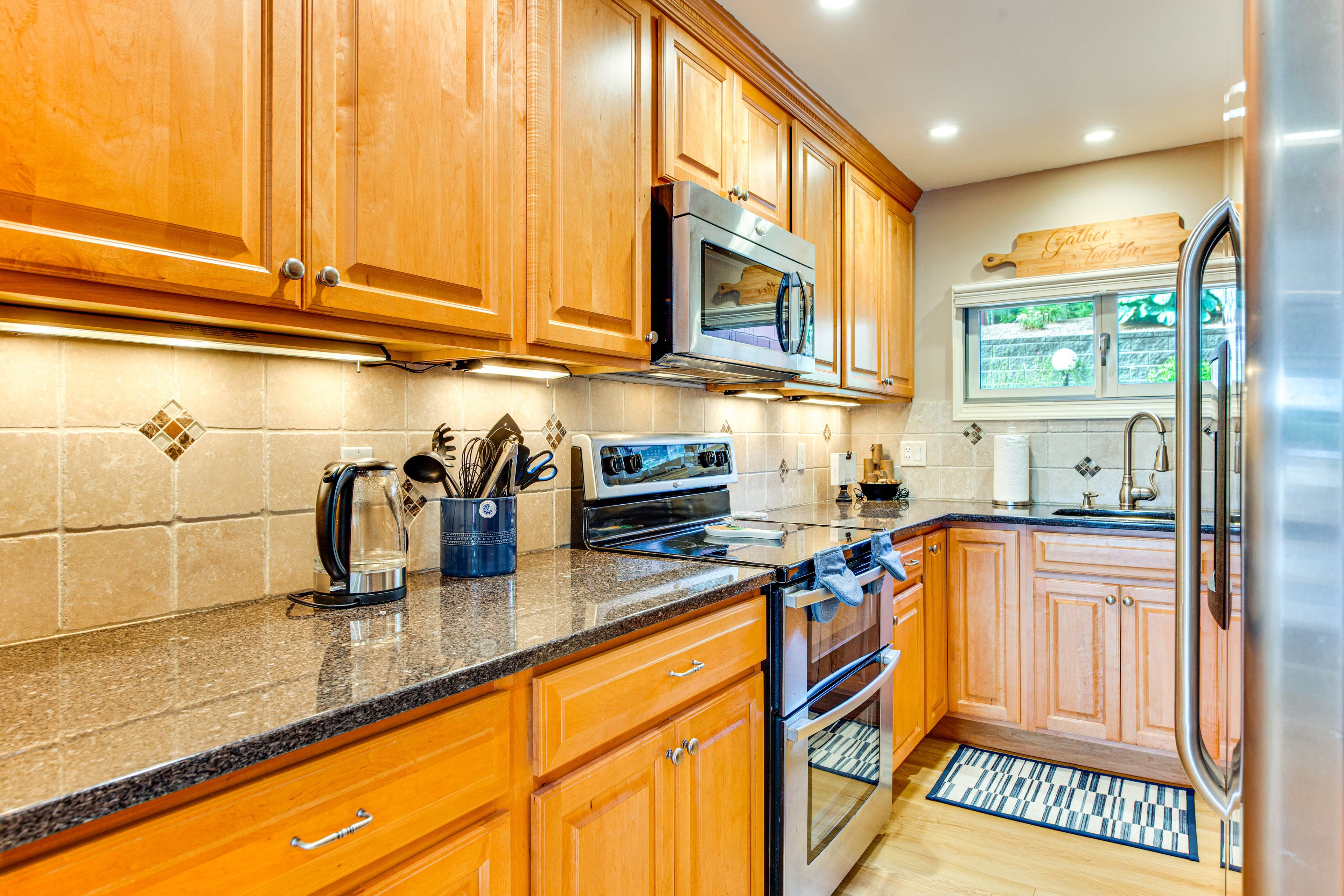 Kitchen | 1st Floor | Dual Drip/Single-Serve Coffee Maker | Espresso Machine