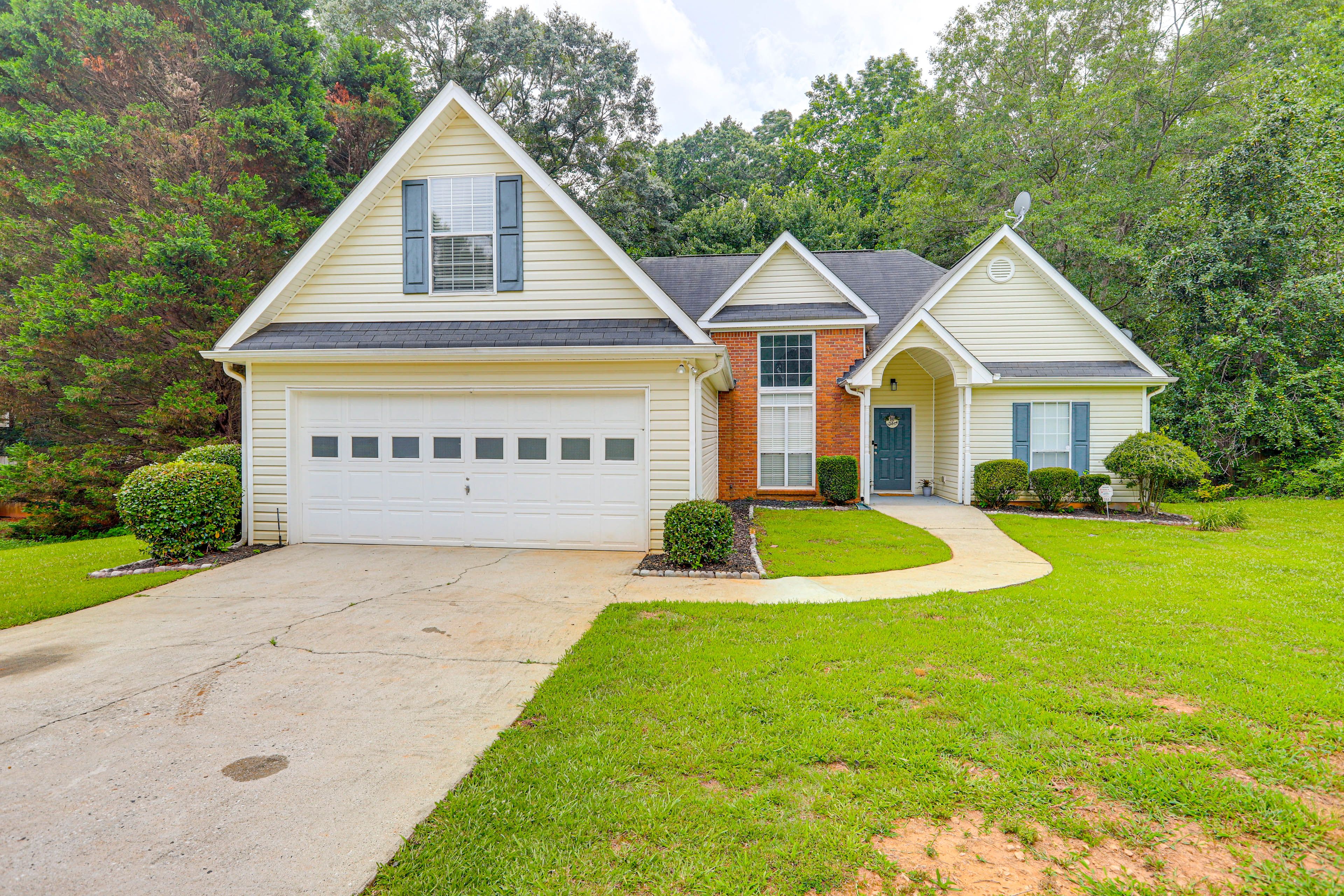 Exterior | Single-Story Home | Parking | Driveway (4 Vehicles)