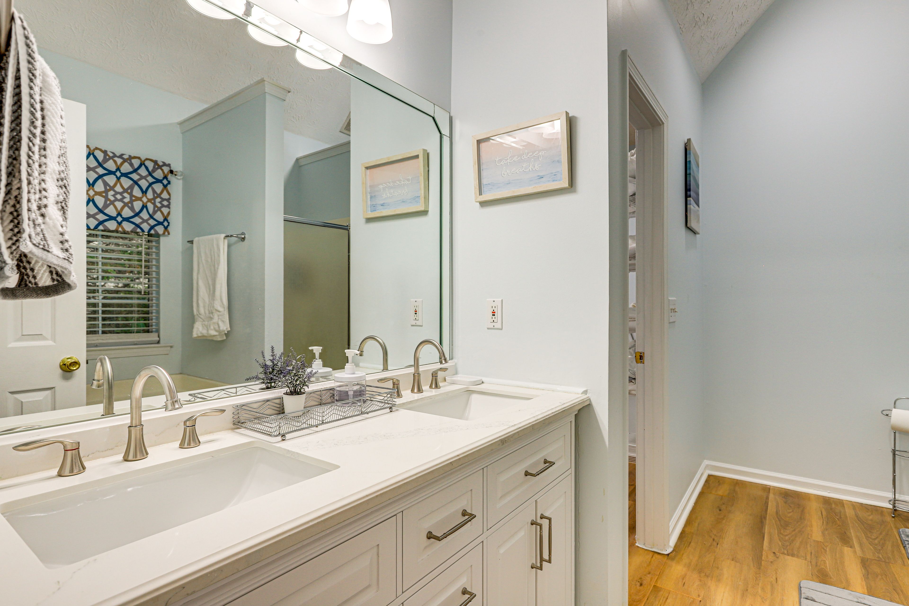 Full Bathroom | Towels Provided