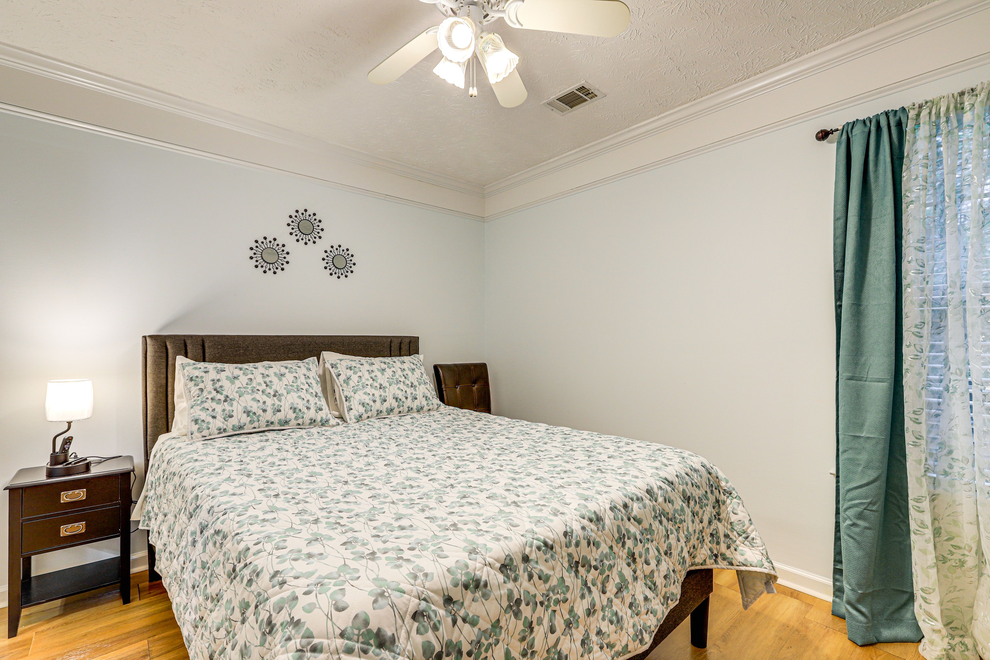 Bedroom 3 | Queen Bed