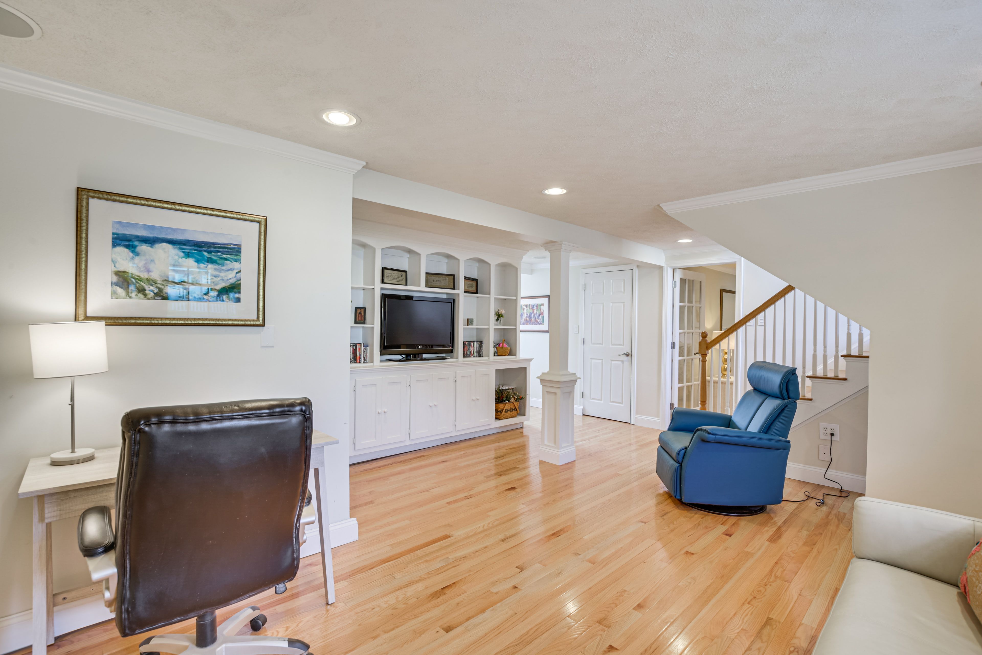 Living Room | Ground Floor | Laptop-Friendly Workspace | Books | Cable TV