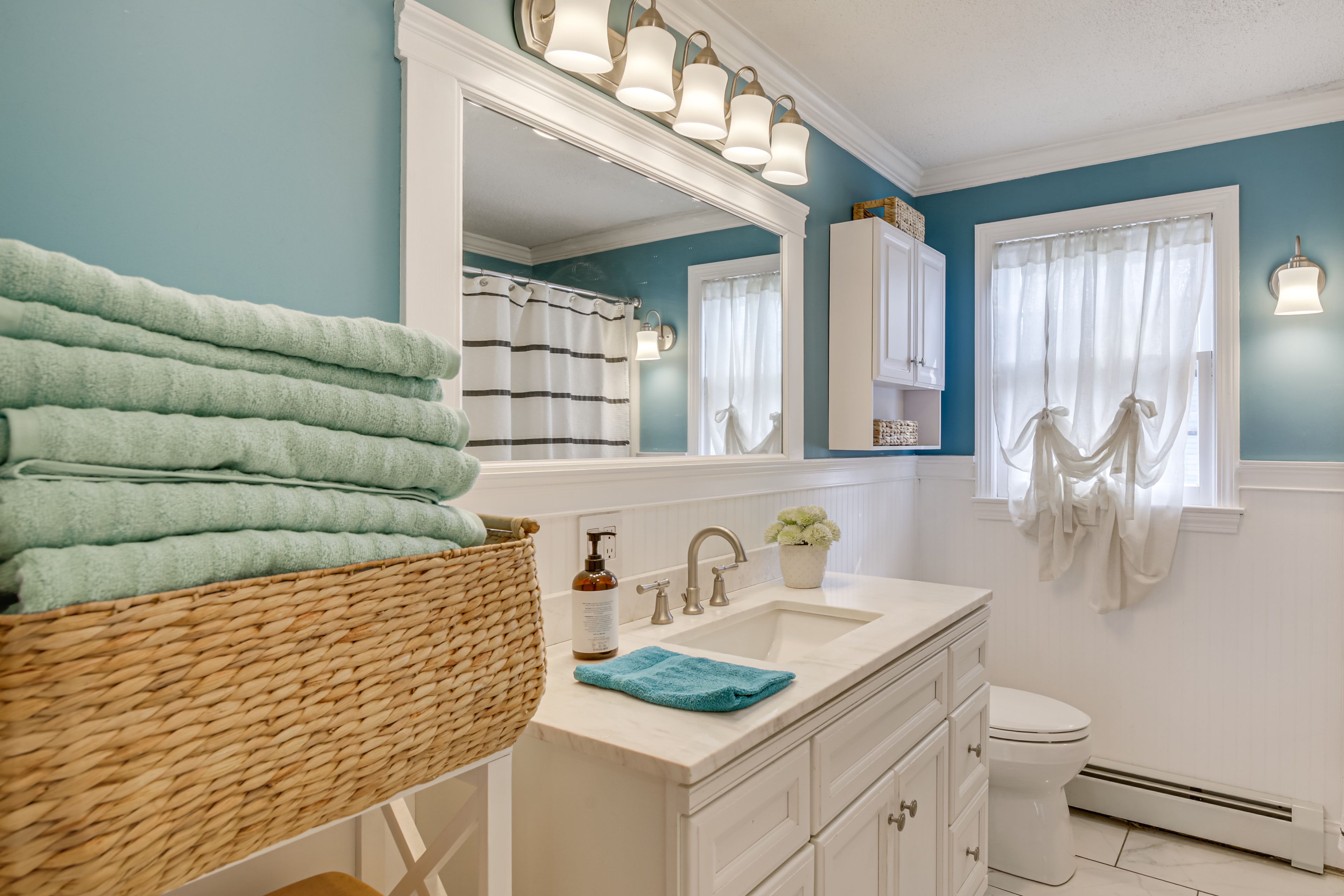 Full Bathroom | Main Floor | Towels Provided | Washer & Dryer