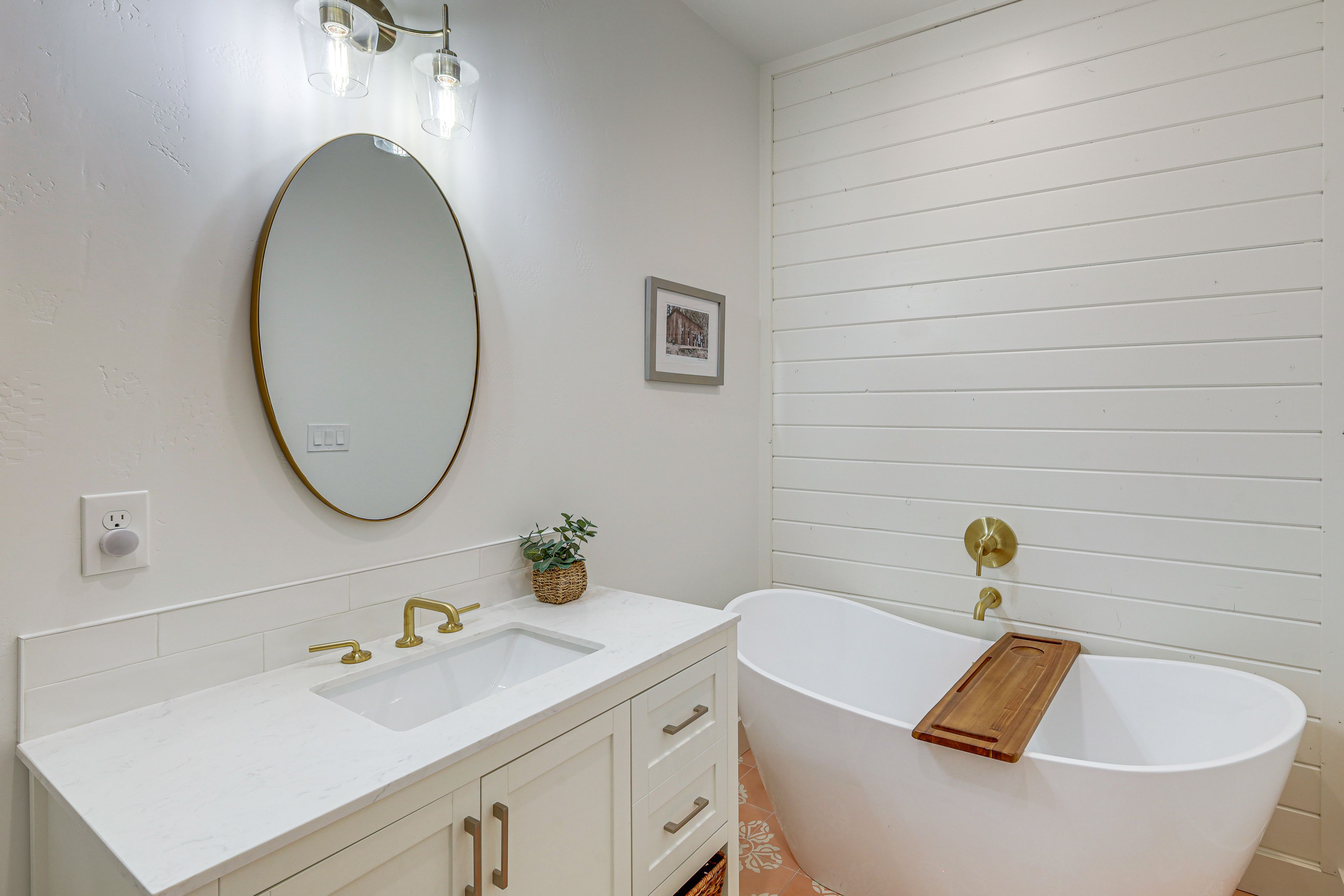 Full Bathroom | Towels Provided