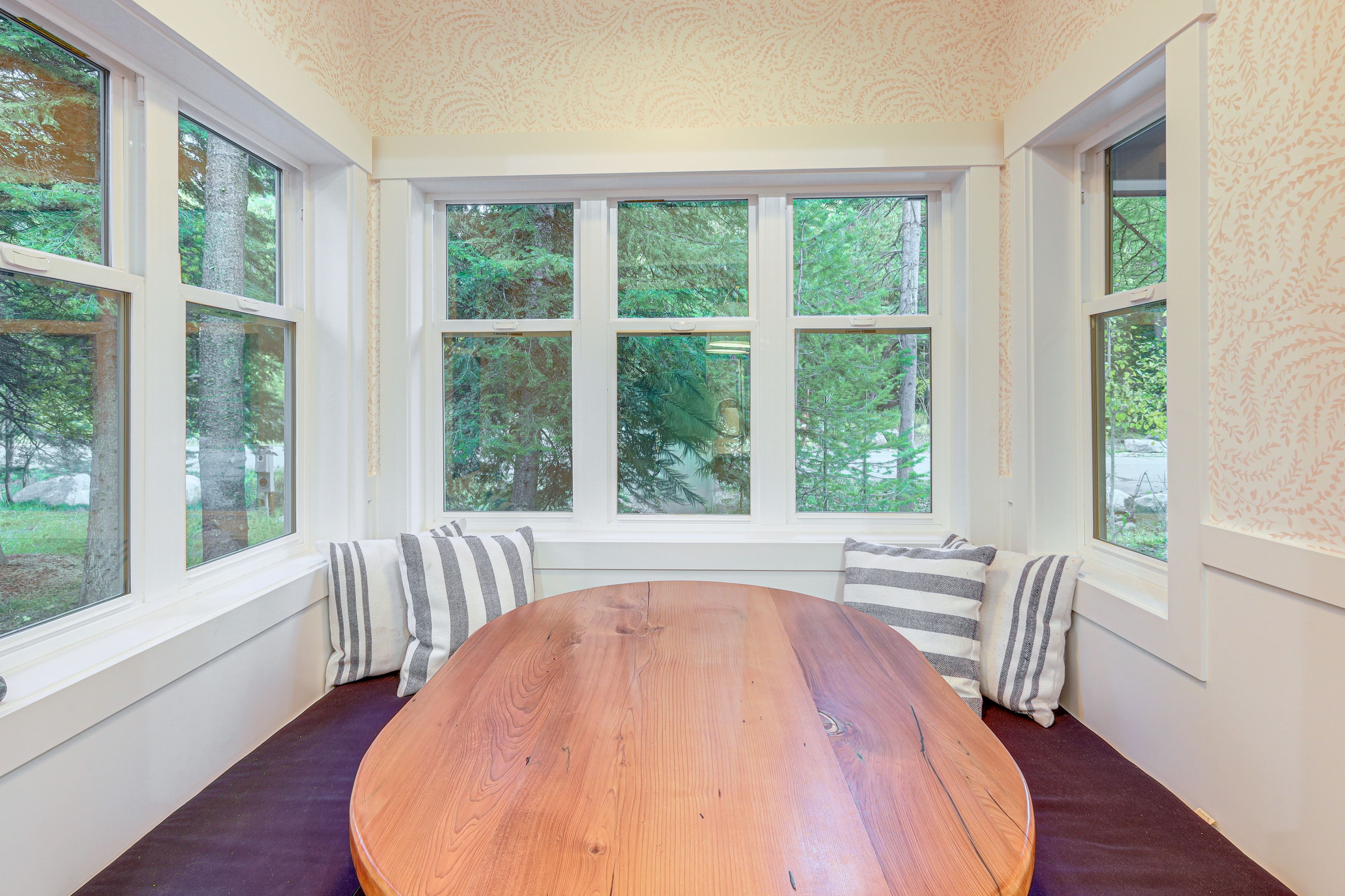 Dining Table | Dishware/Flatware