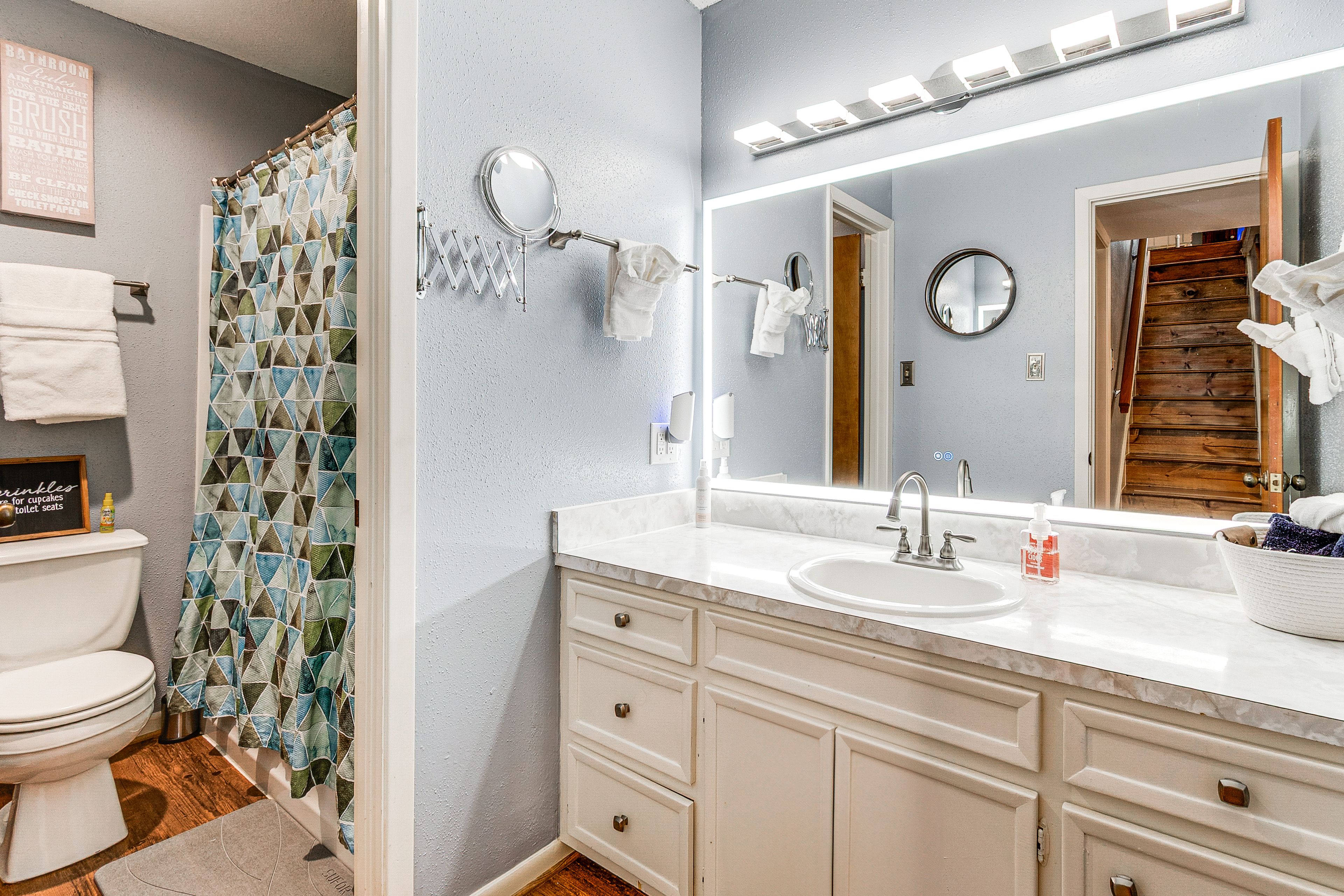 Full Bathroom | 1st Floor | Complimentary Toiletries | Hair Dryer