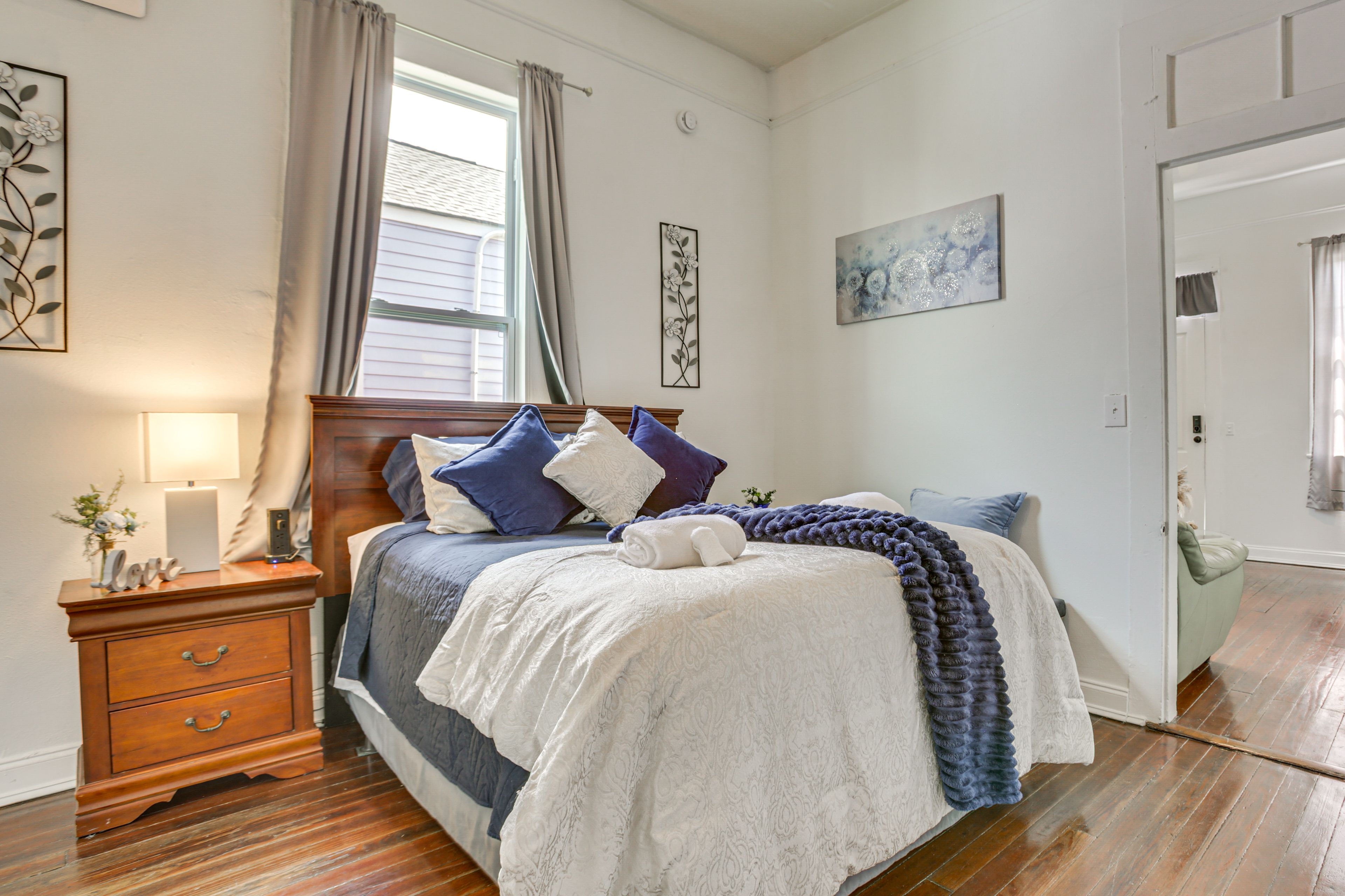 Bedroom | Queen Bed | Linens Provided