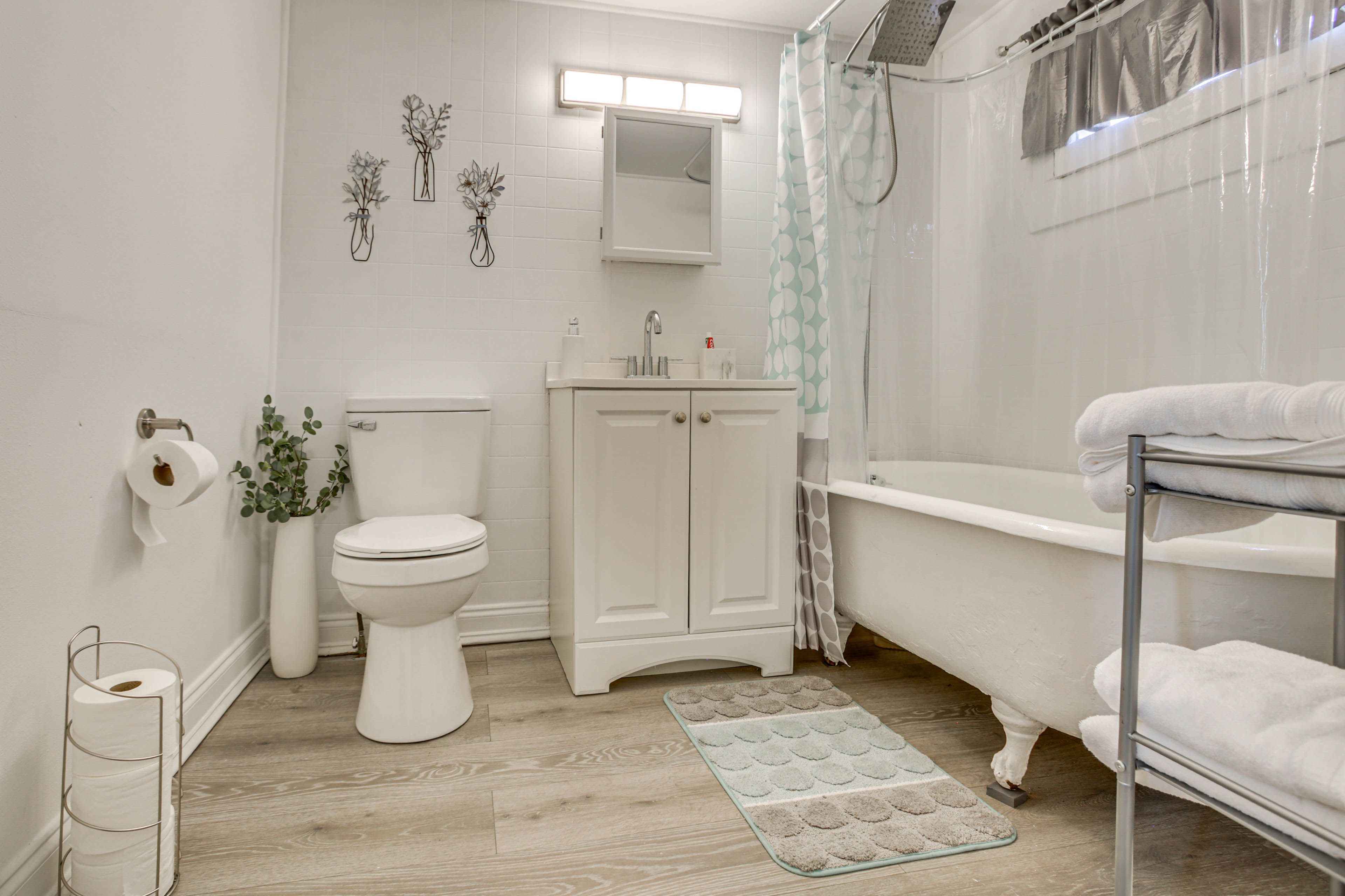 Full Bathroom | Towels Provided