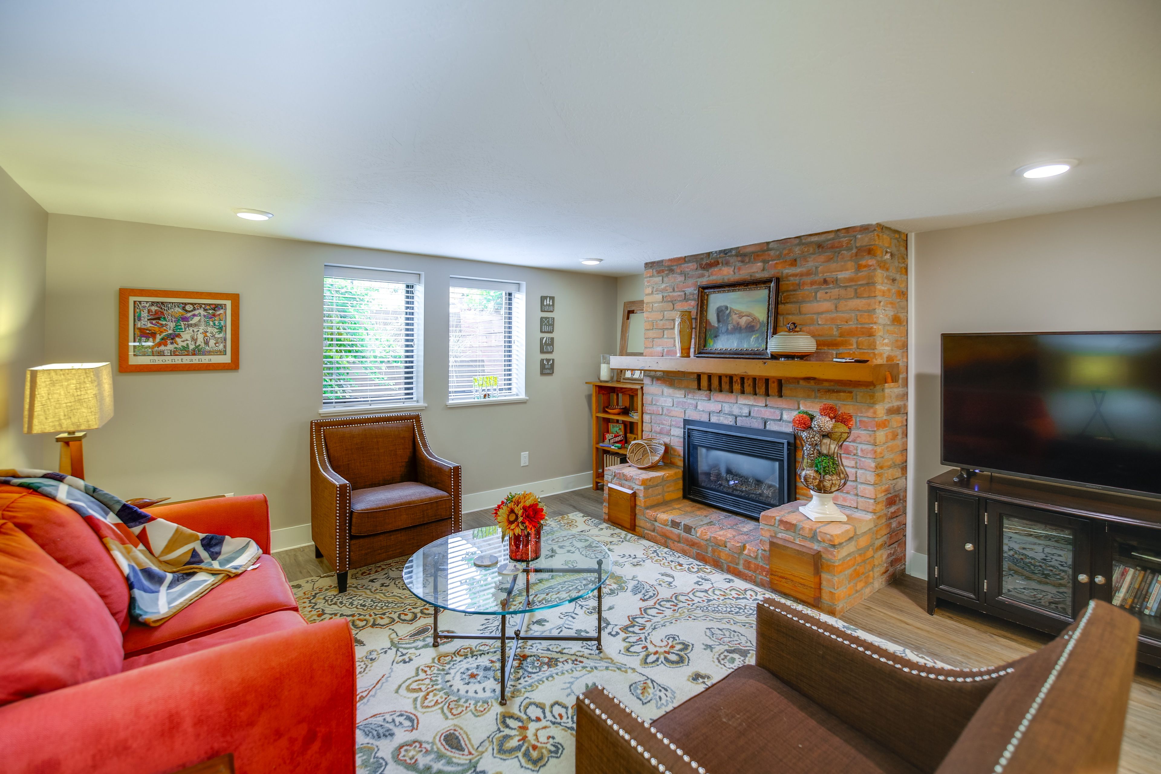 Living Room | Free WiFi | Central Heating & A/C | Smart TV