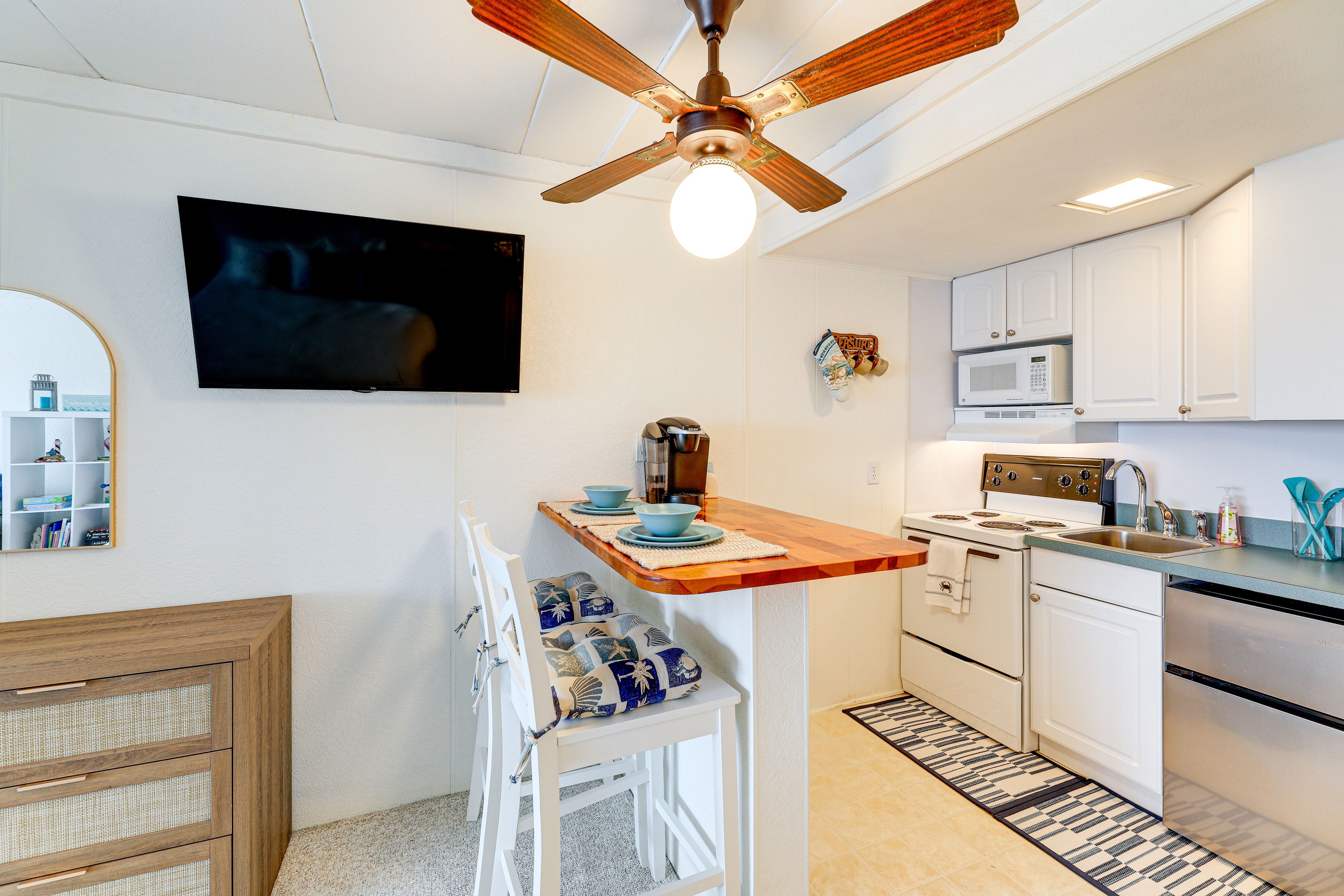 Dining Area | Dishware & Flatware | Central A/C & Heat