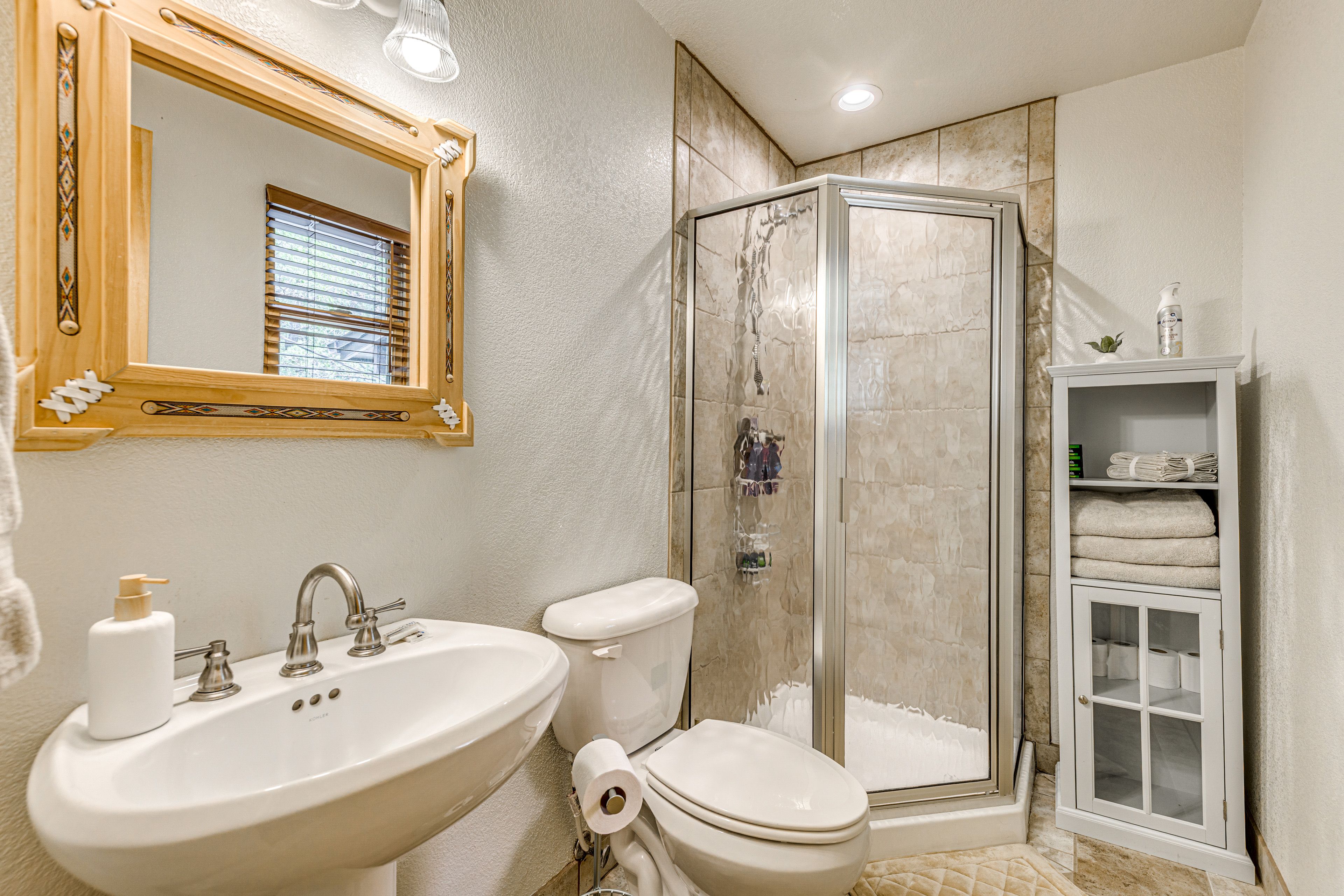 Full Bathroom | Towels Provided