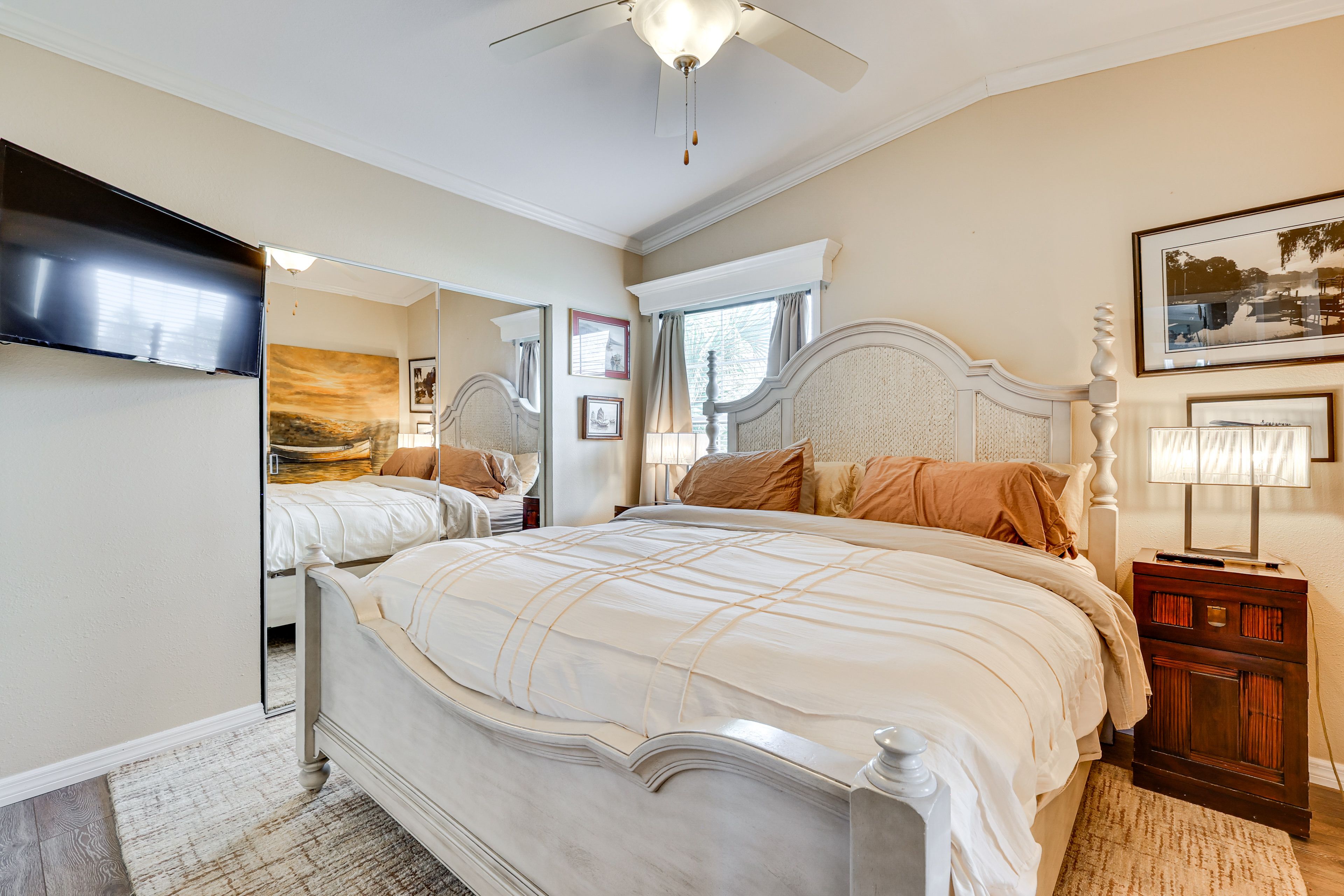 Bedroom 1 | King Bed | Smart TV | En-Suite Bathroom