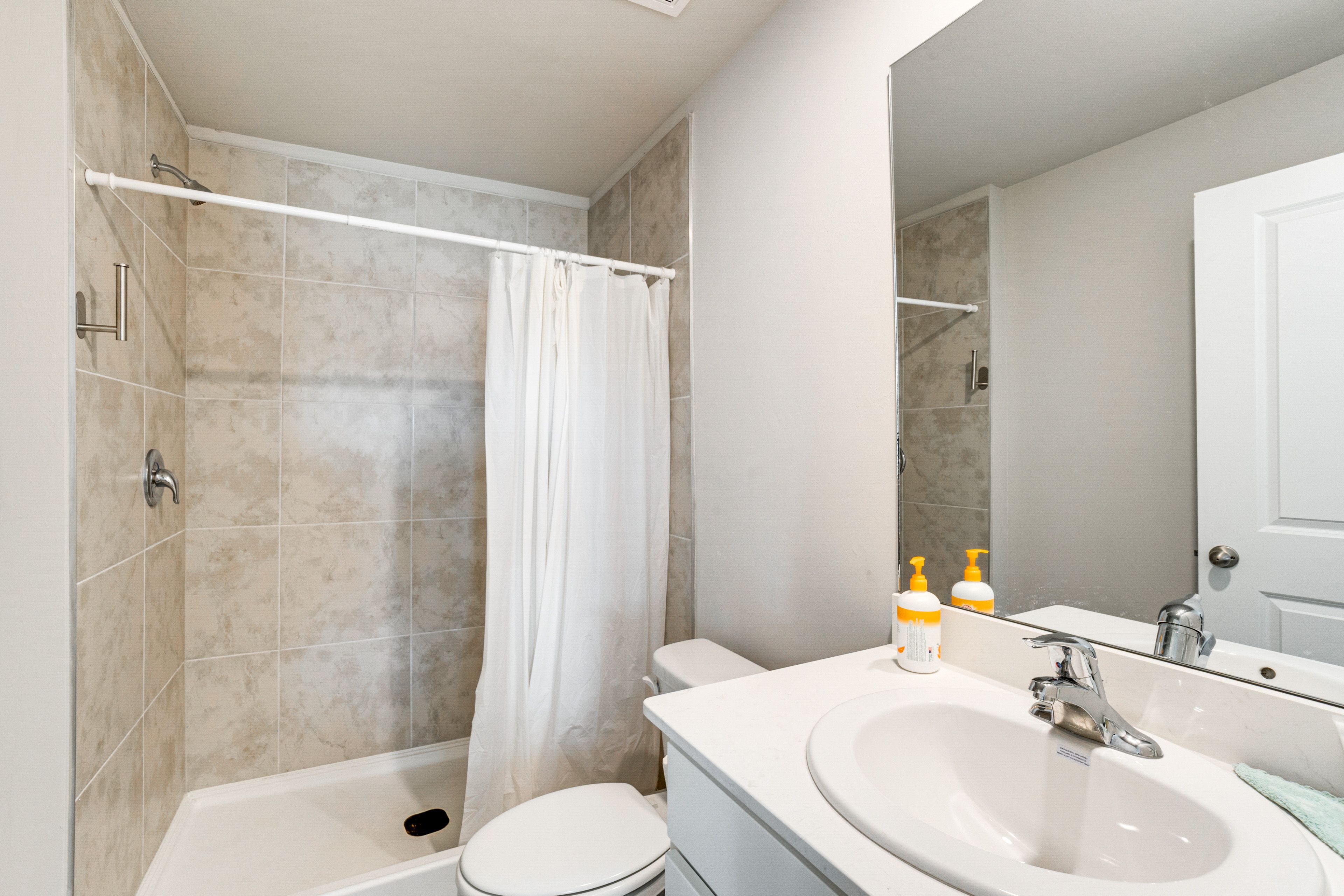 Full Bathroom | Towels Provided
