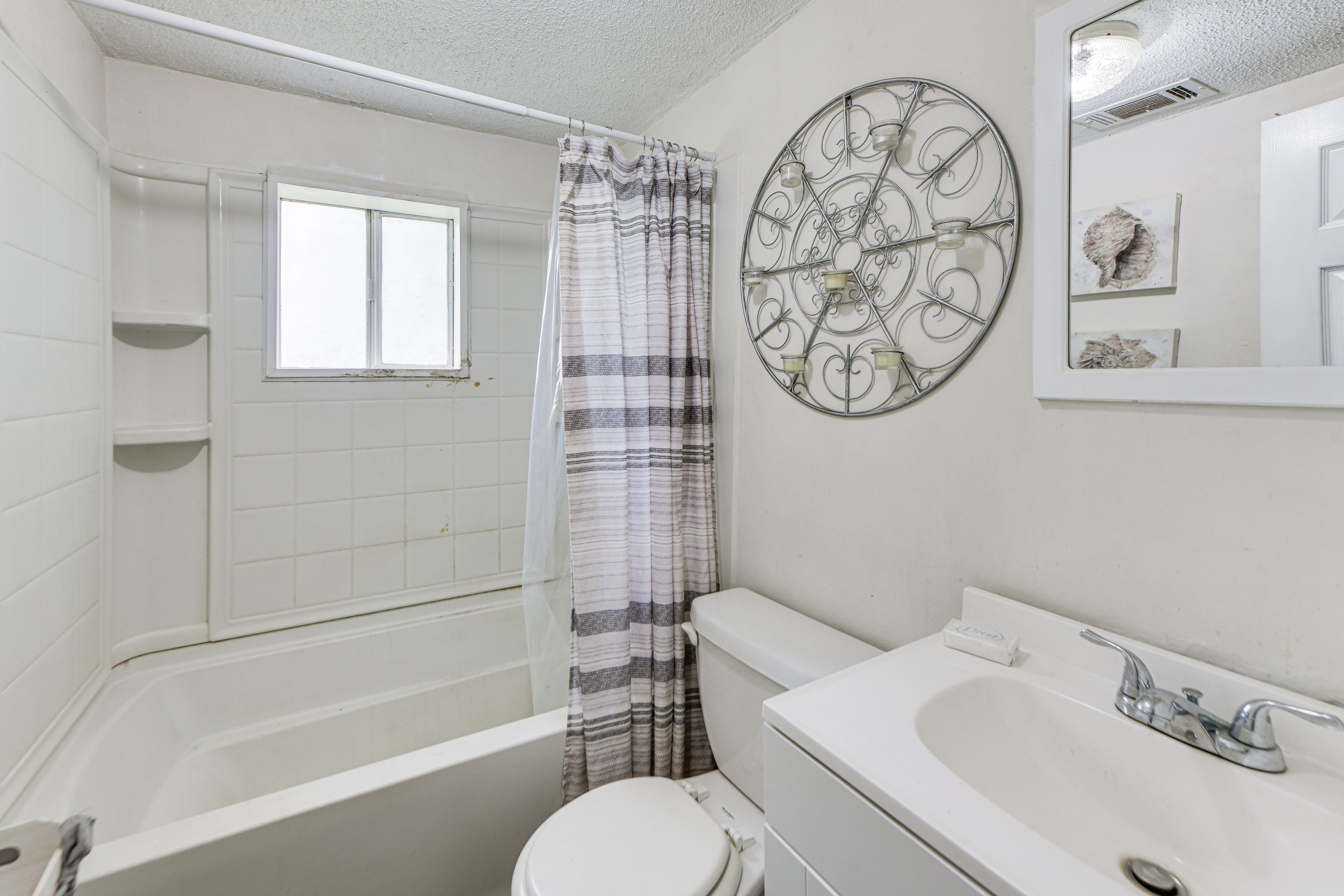 Full Bathroom | Linens & Towels | Complimentary Toiletries