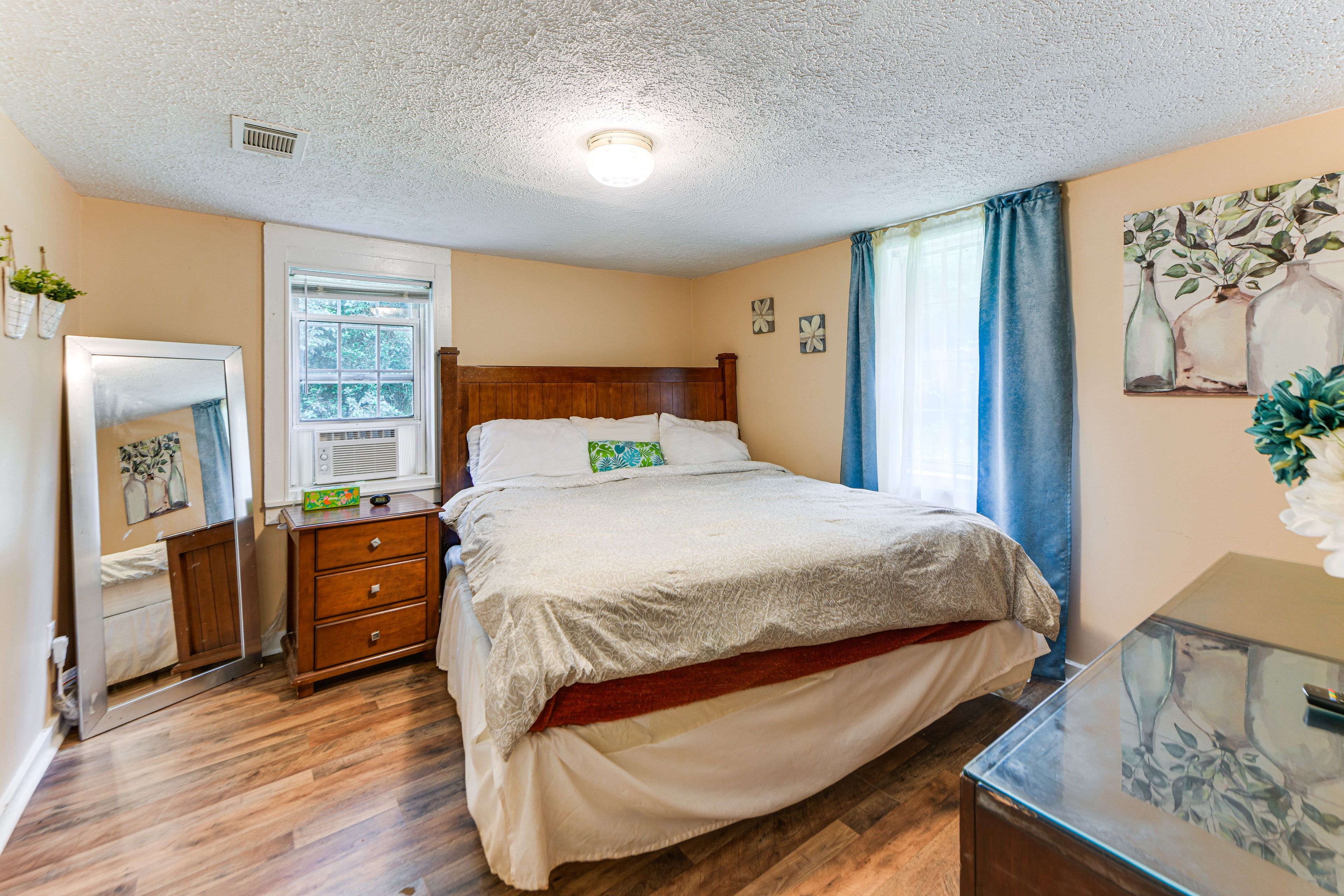 Bedroom 1 | King Bed | Smart TV