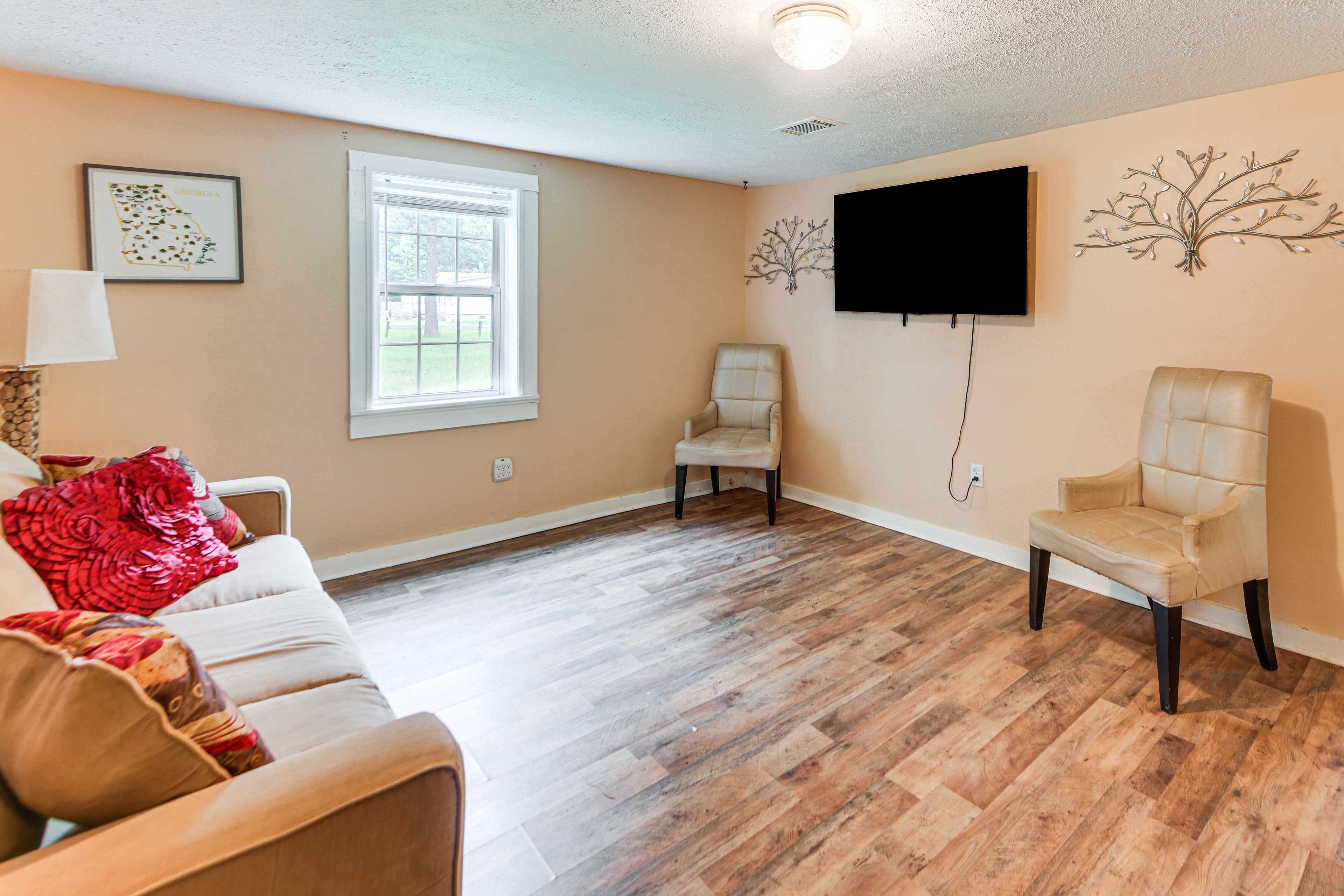 Living Room | Smart TV | Free WiFi | Single-Story Home